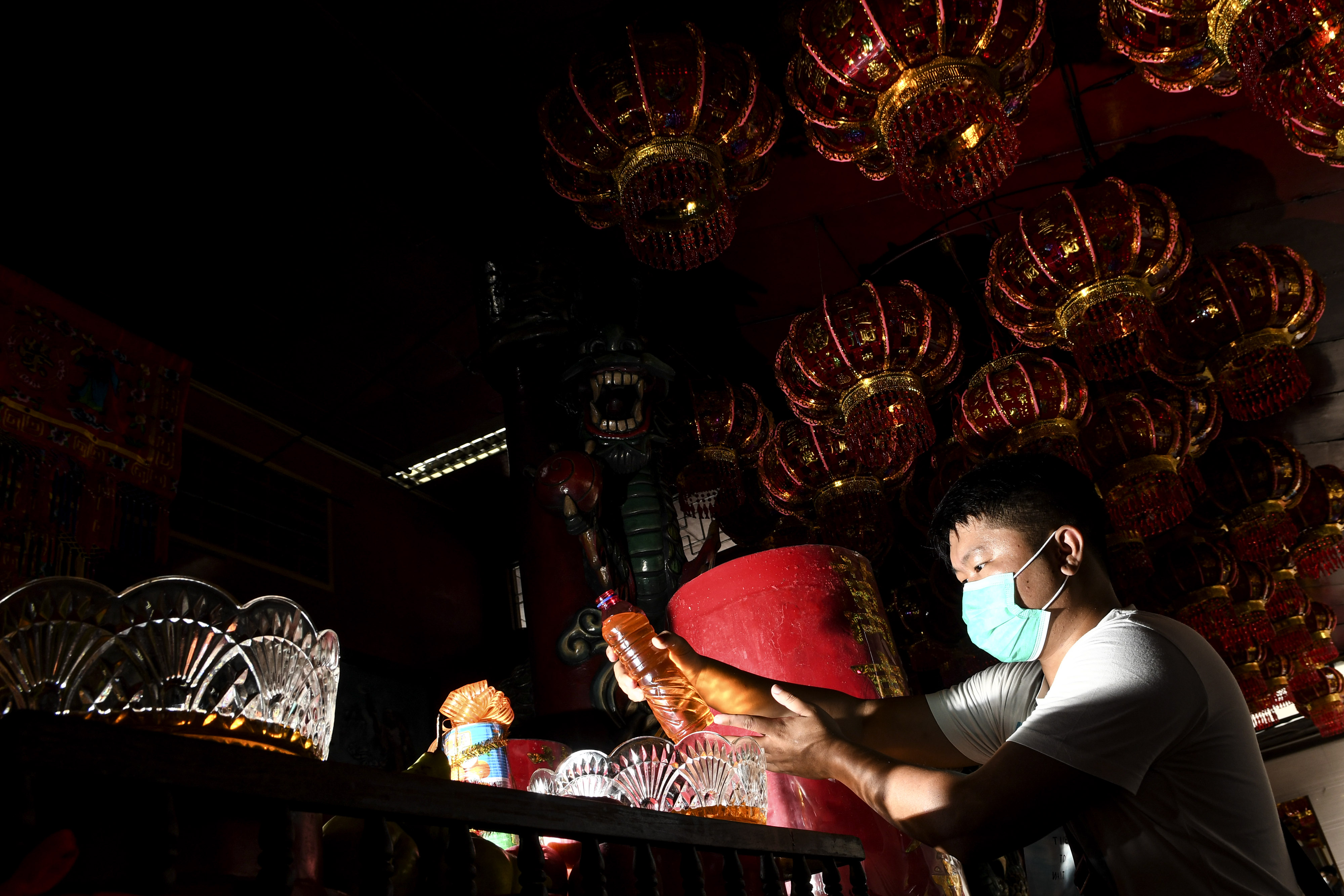  Warga keturunan Tionghoa bersembahyang di Wihara Amurva Bhumi Karet, Jakarta, Kamis (11/2/2021).