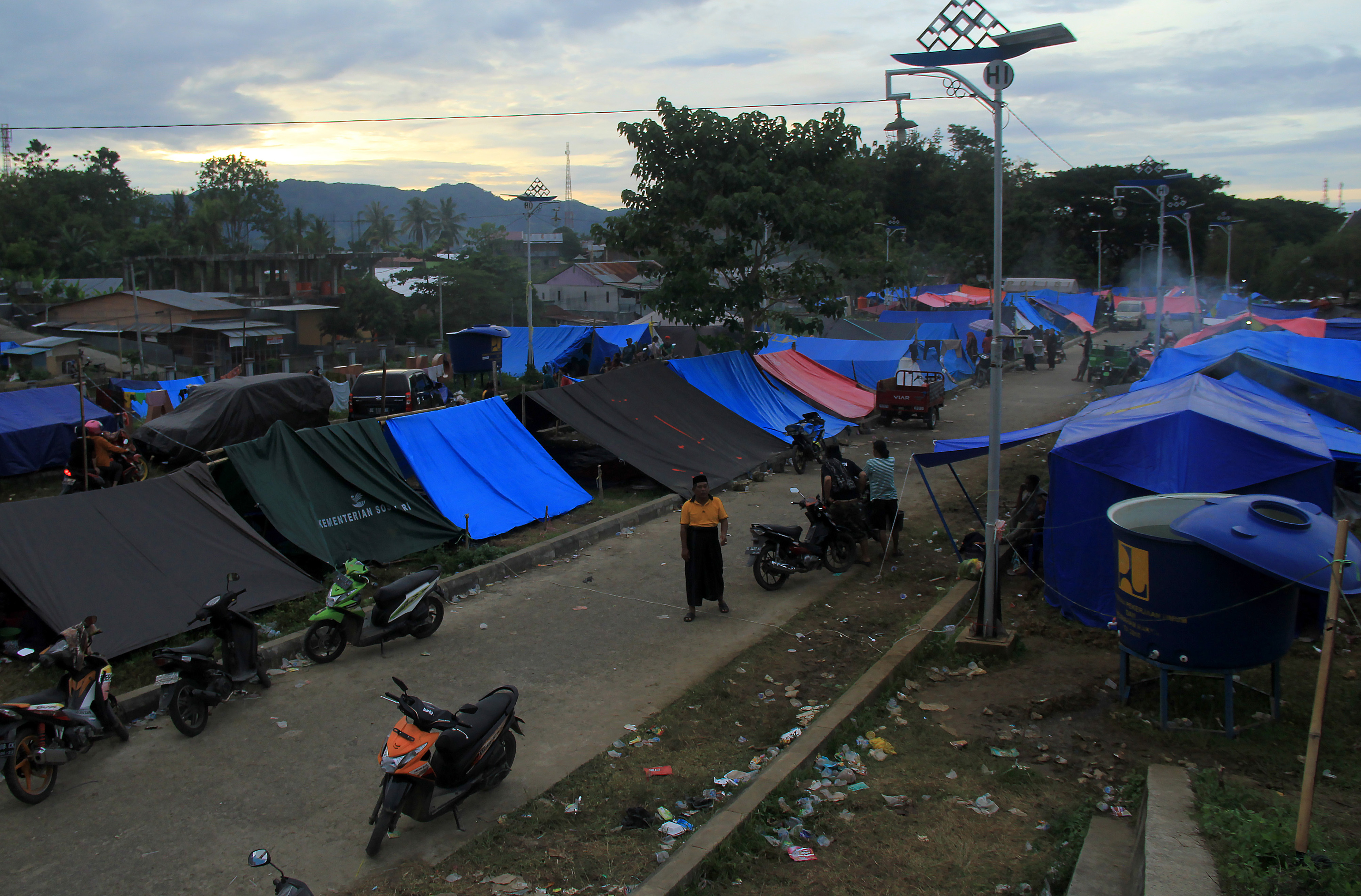 Suasana tenda pengungsian di Stadion Manakarra, Mamuju Sulawesi Barat, Jumat (29/1/2021)