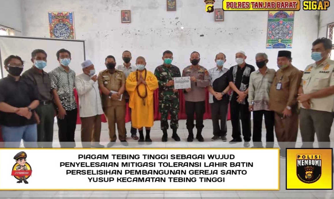  Kapolres Tanjab Barat AKBP Guntur Saputro, Dandim 0419/Tanjab, berangkulan bersama pemuka masyarakat dan tokoh lintas agama.