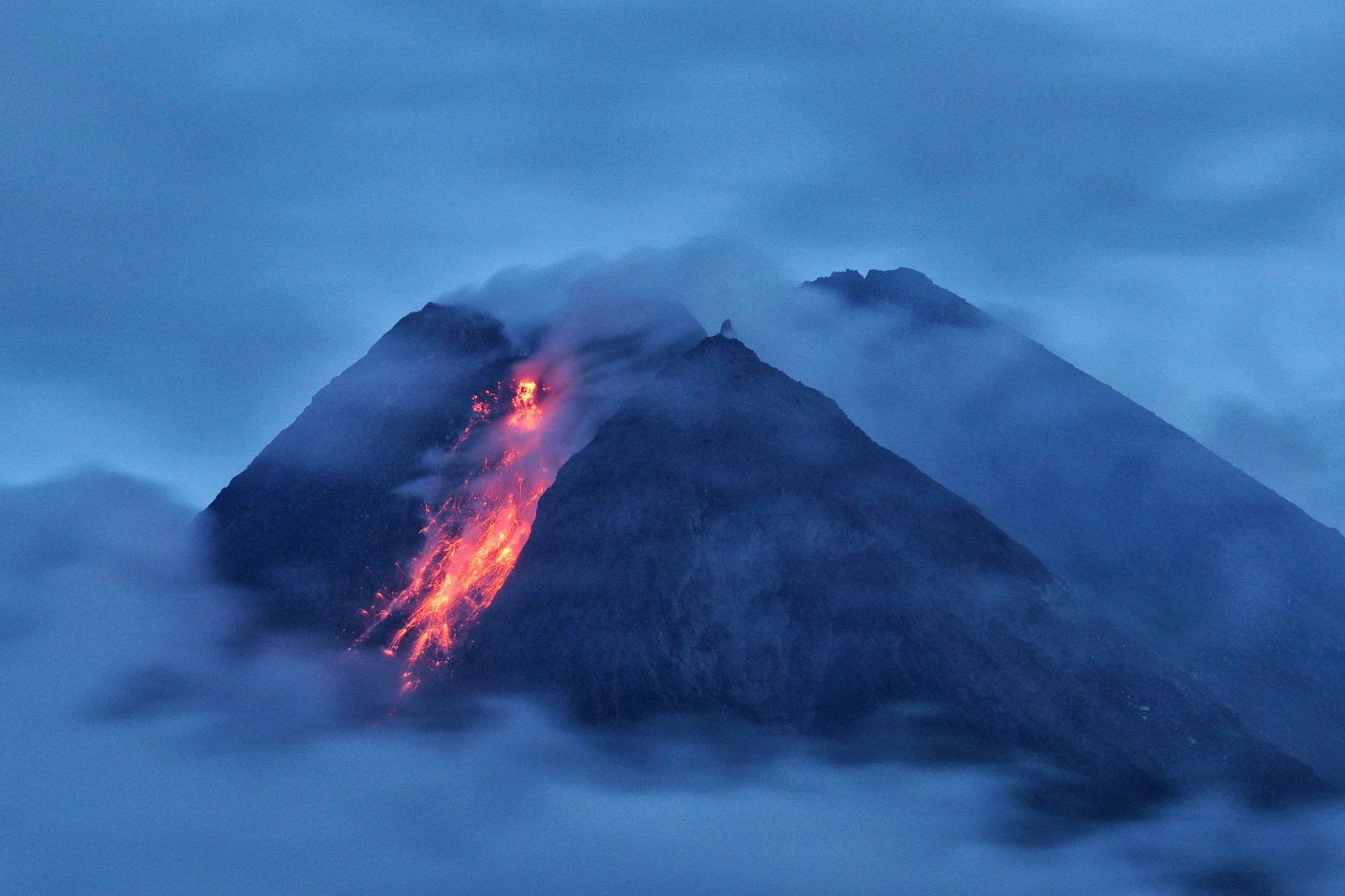 Lava Pijar Gunung Merapi Meluncur Hingga 1.500 M dari Puncak