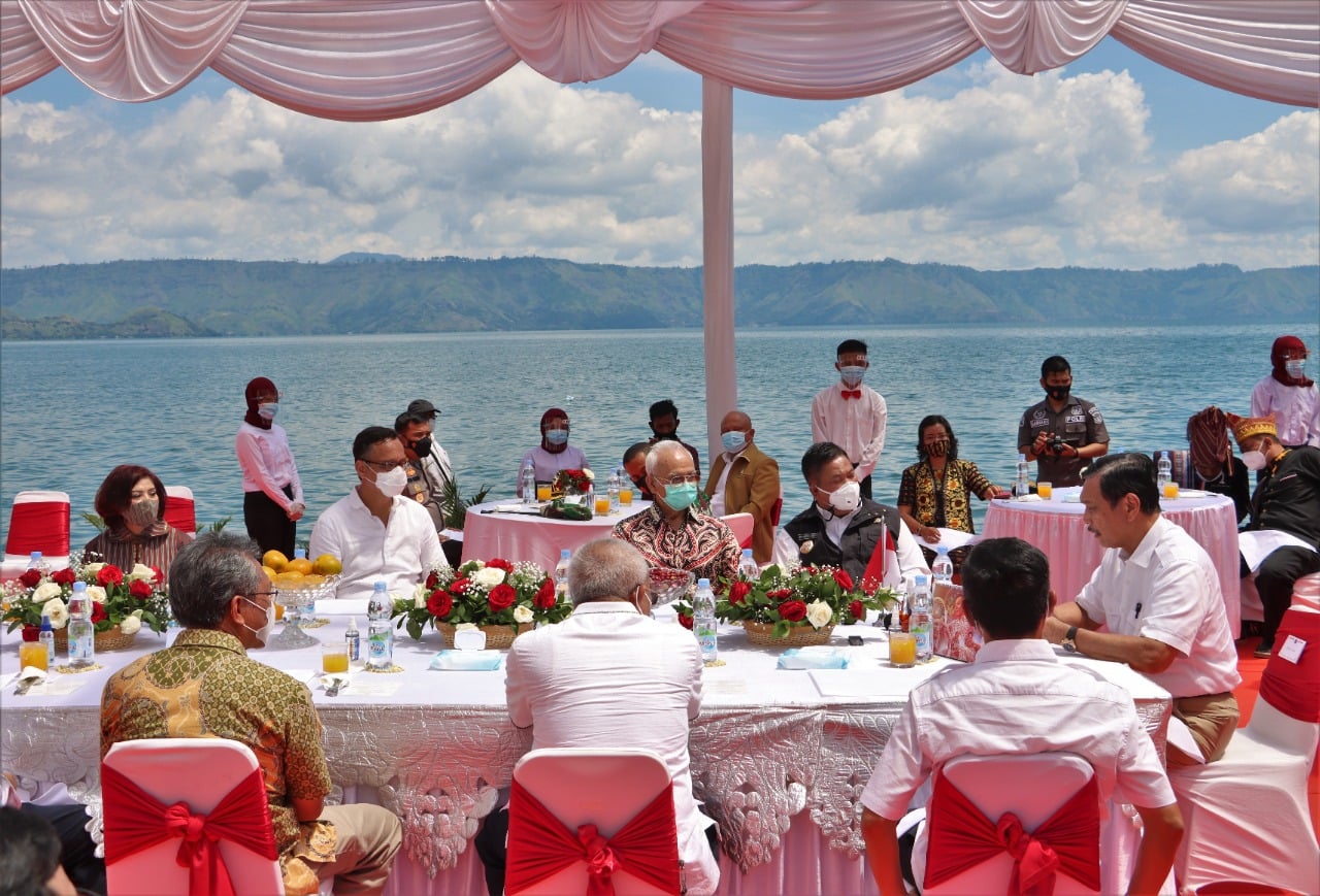 Menko Maritim dan Investasi Luhut Binsar Panjaitan meninjau kemajuan pembangunan kawasan wisata Danau Toba di Kabupaten Dairi, Sumut.