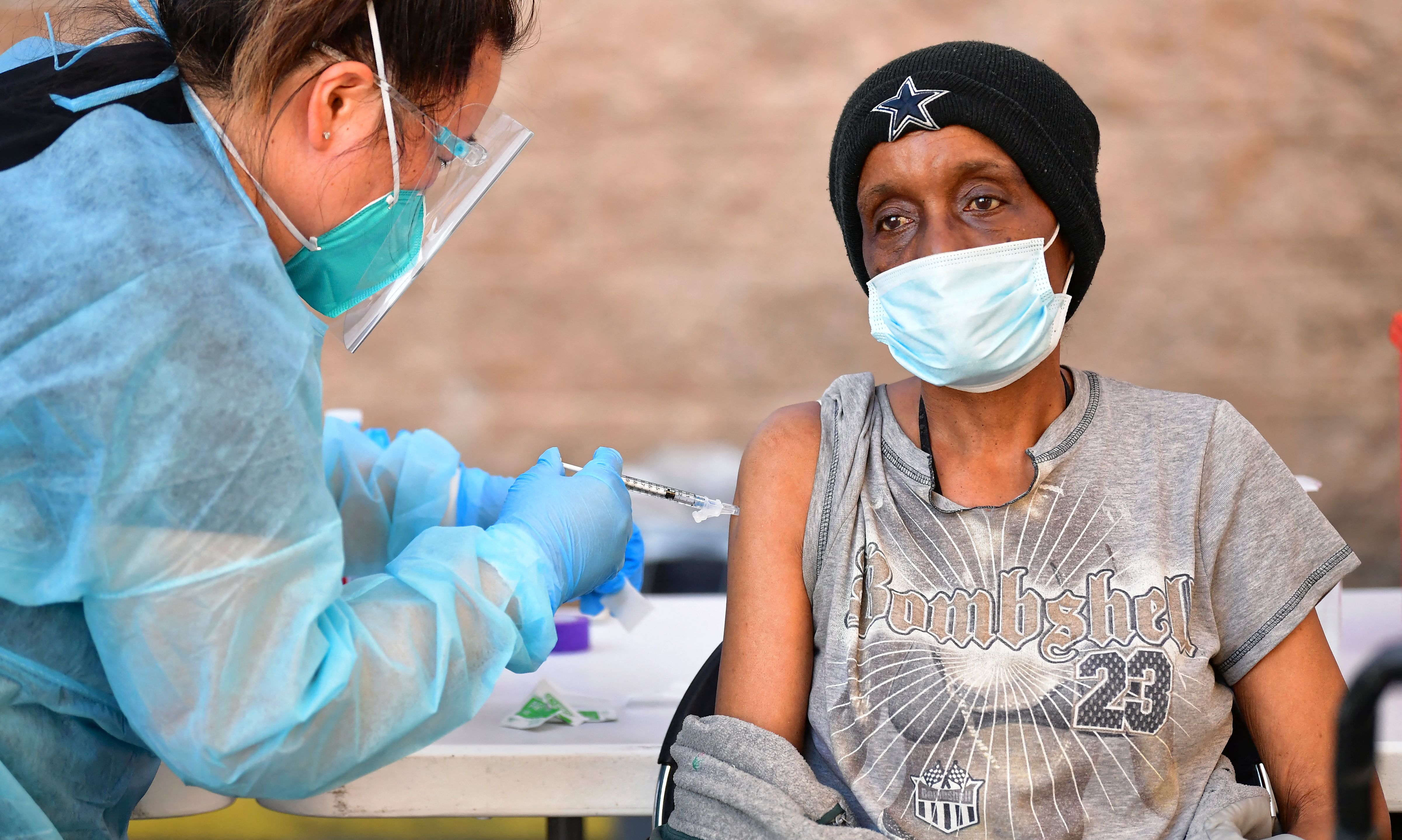 Penyuntikan vaksin covid-19 di AS