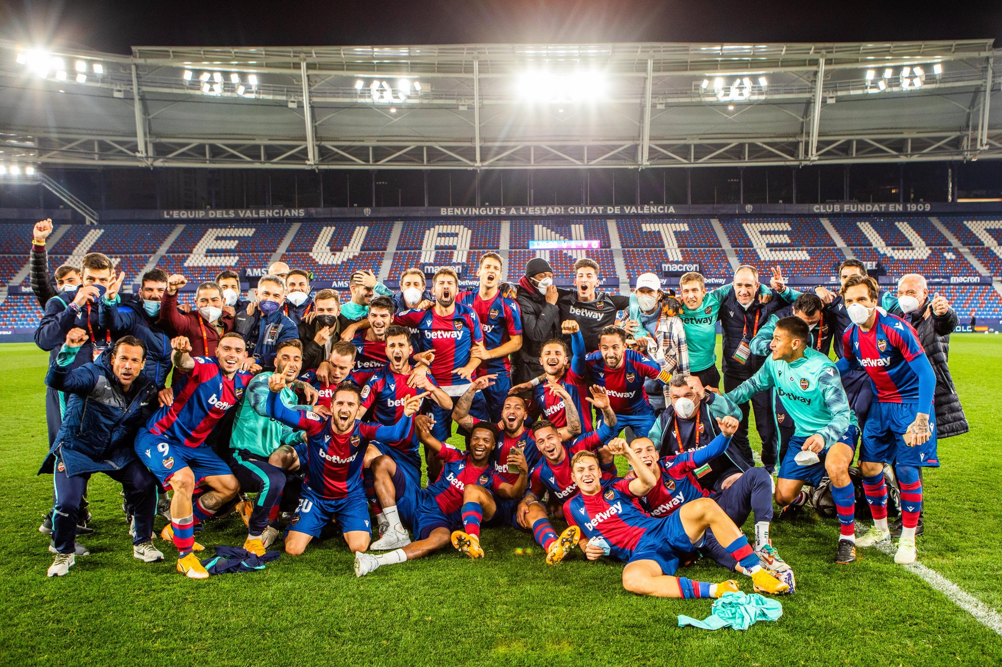 Para pemain Levante merayakan keberhasilan mereka melaju ke semifinal Copa del Rey usai mengalahkan Villarreal.