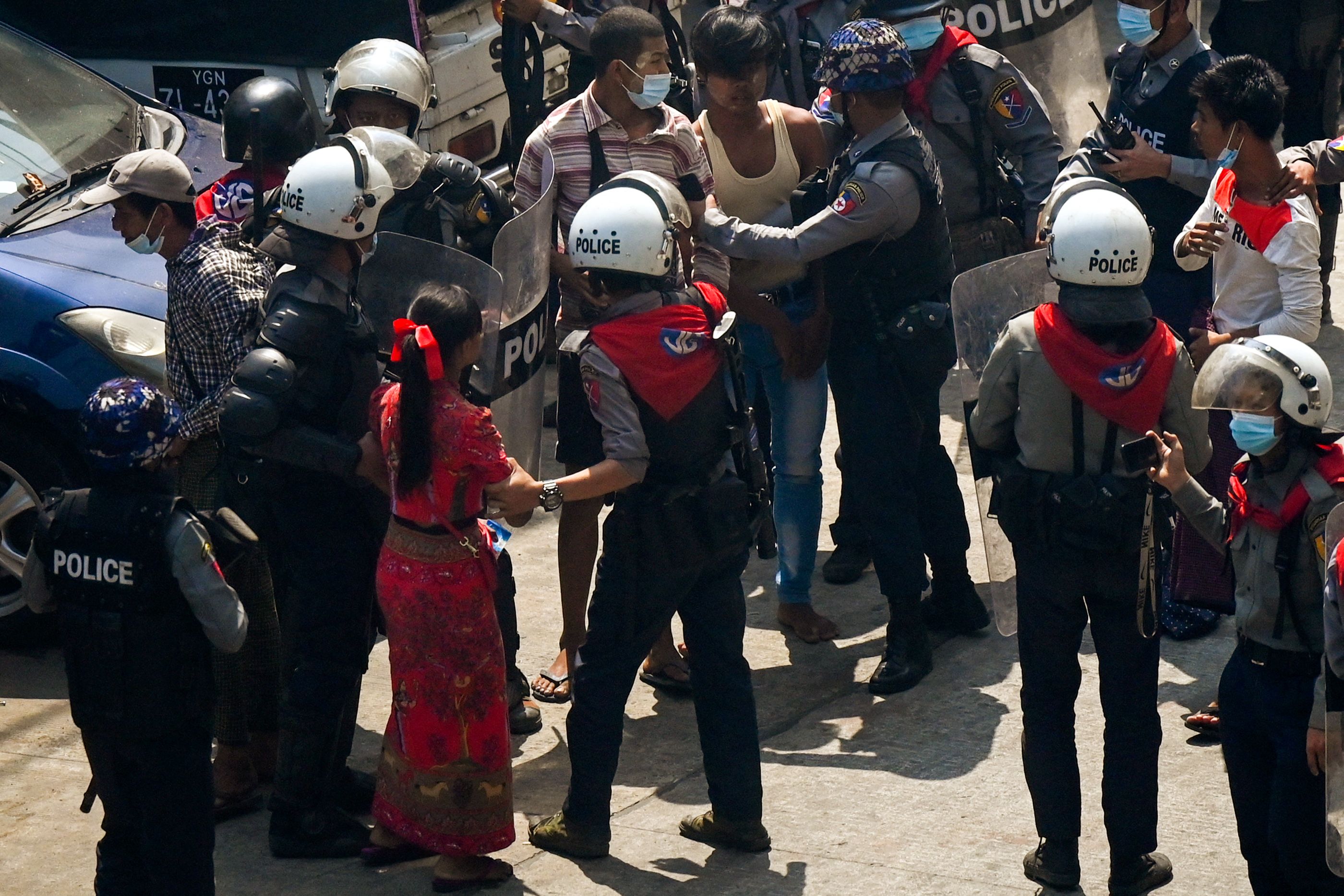 Polisi menangkap pengunjuk rasa di Myanmar