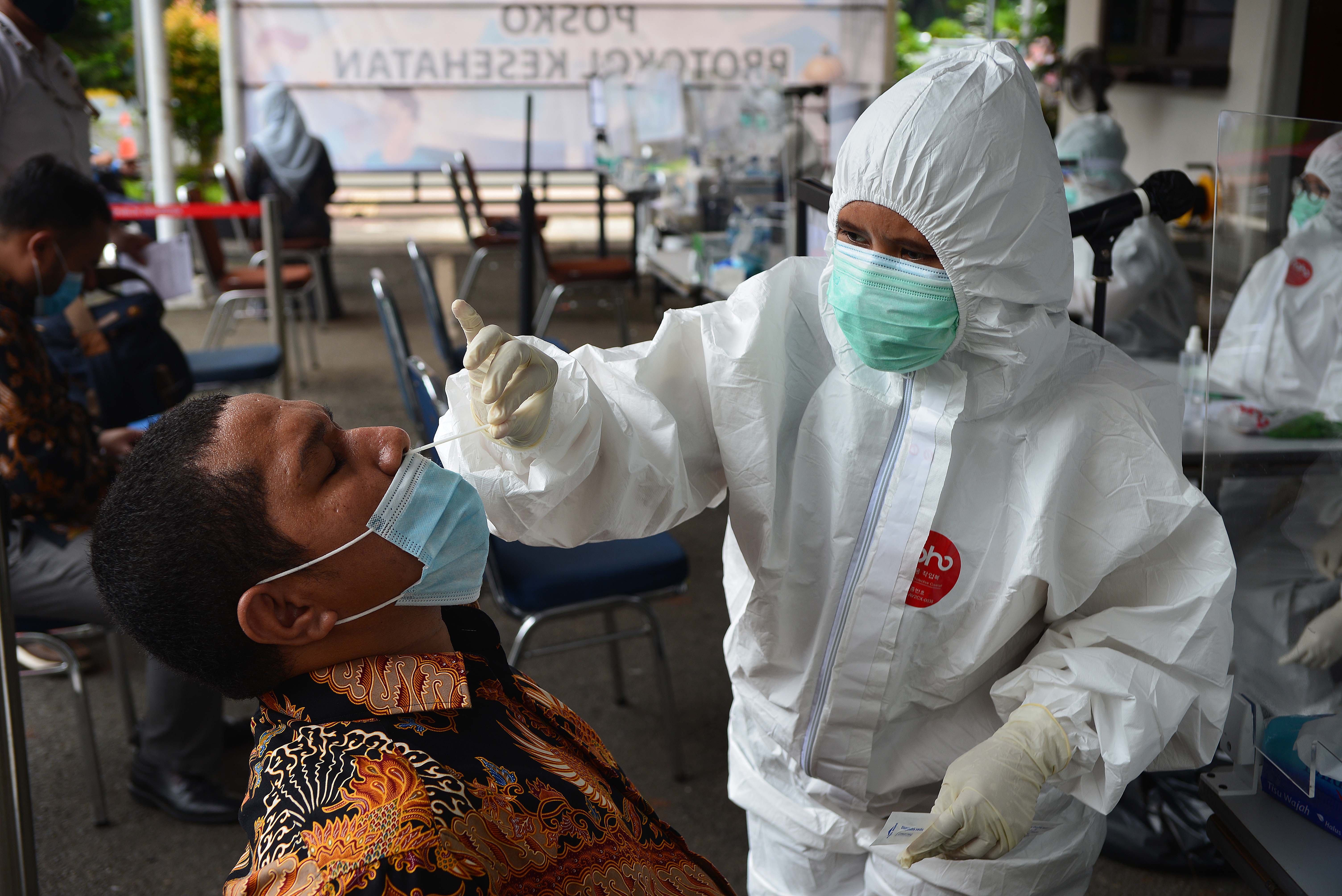 Petugas mengambil sampel saat pemeriksaan swab antigen di area lingkungan Gedung Mahkamah Konstitusi (MK), Medan Merdeka Barat, Jakarta.