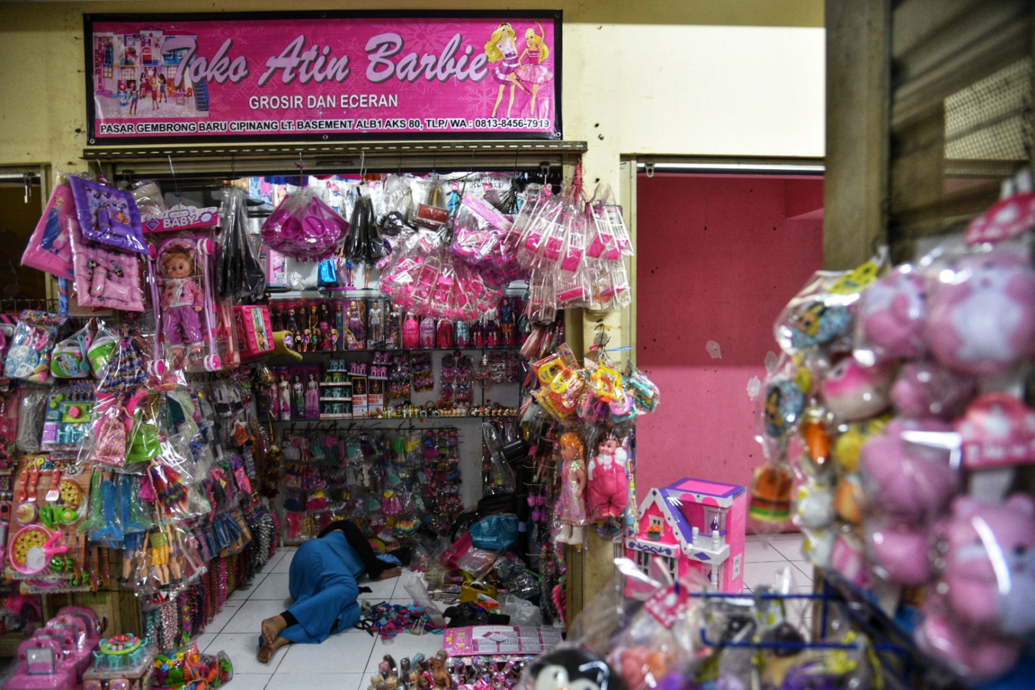 Pedagang di Pasar Gembrong menunggu pembei