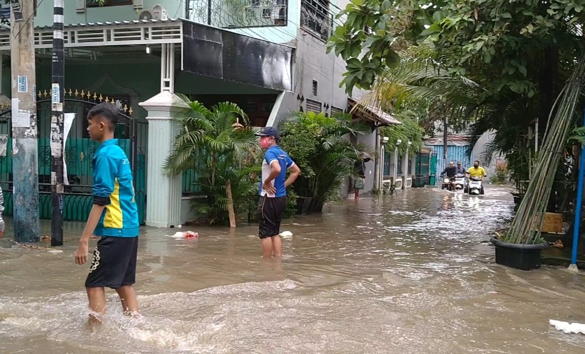 Air mulai masuk ke Kompleks Cileduk Indah II, Sabtu (20/2) pagi.