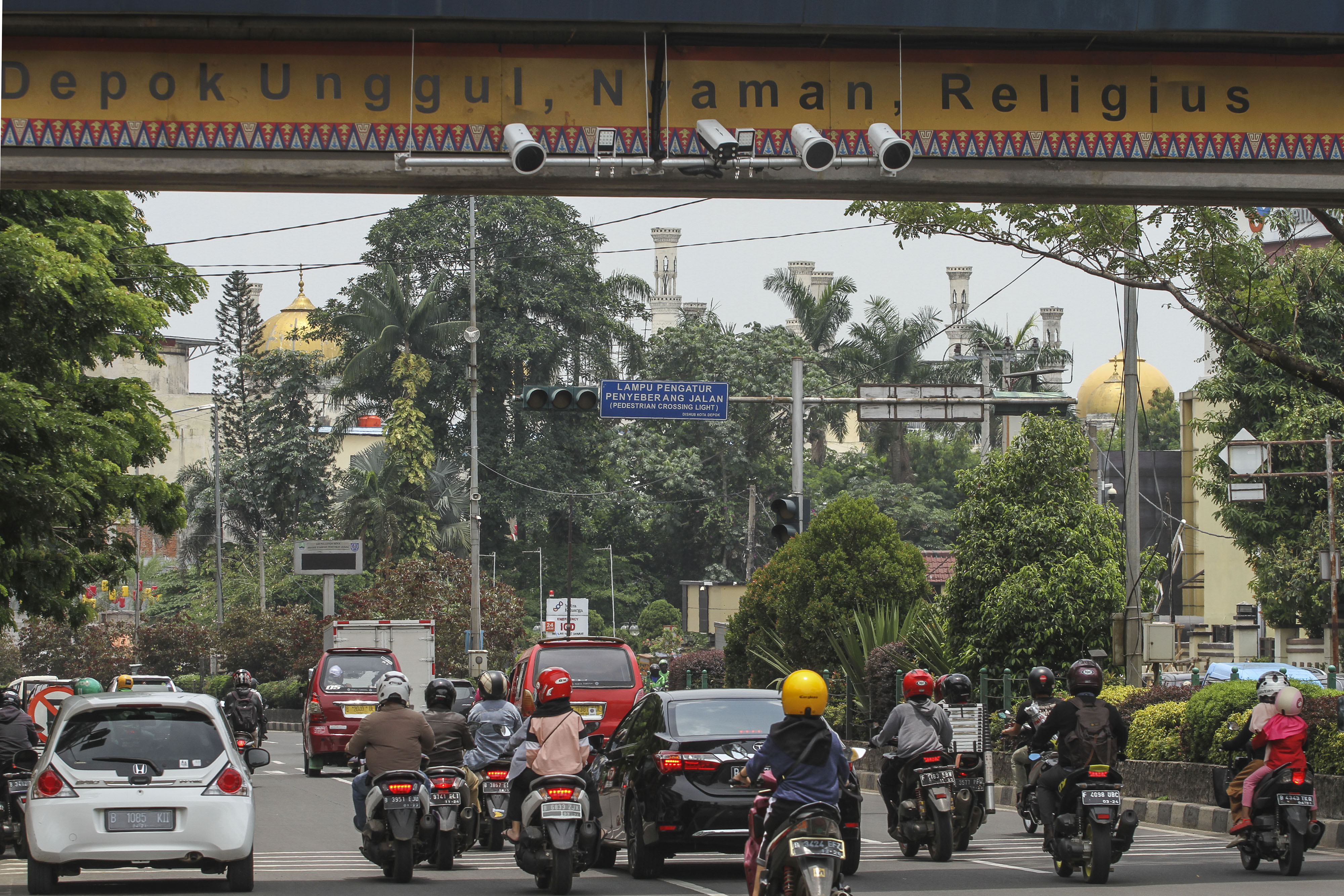 Sejumlah pengendara melintas di bawah kamera pengawas (CCTV) terkait ETLE.