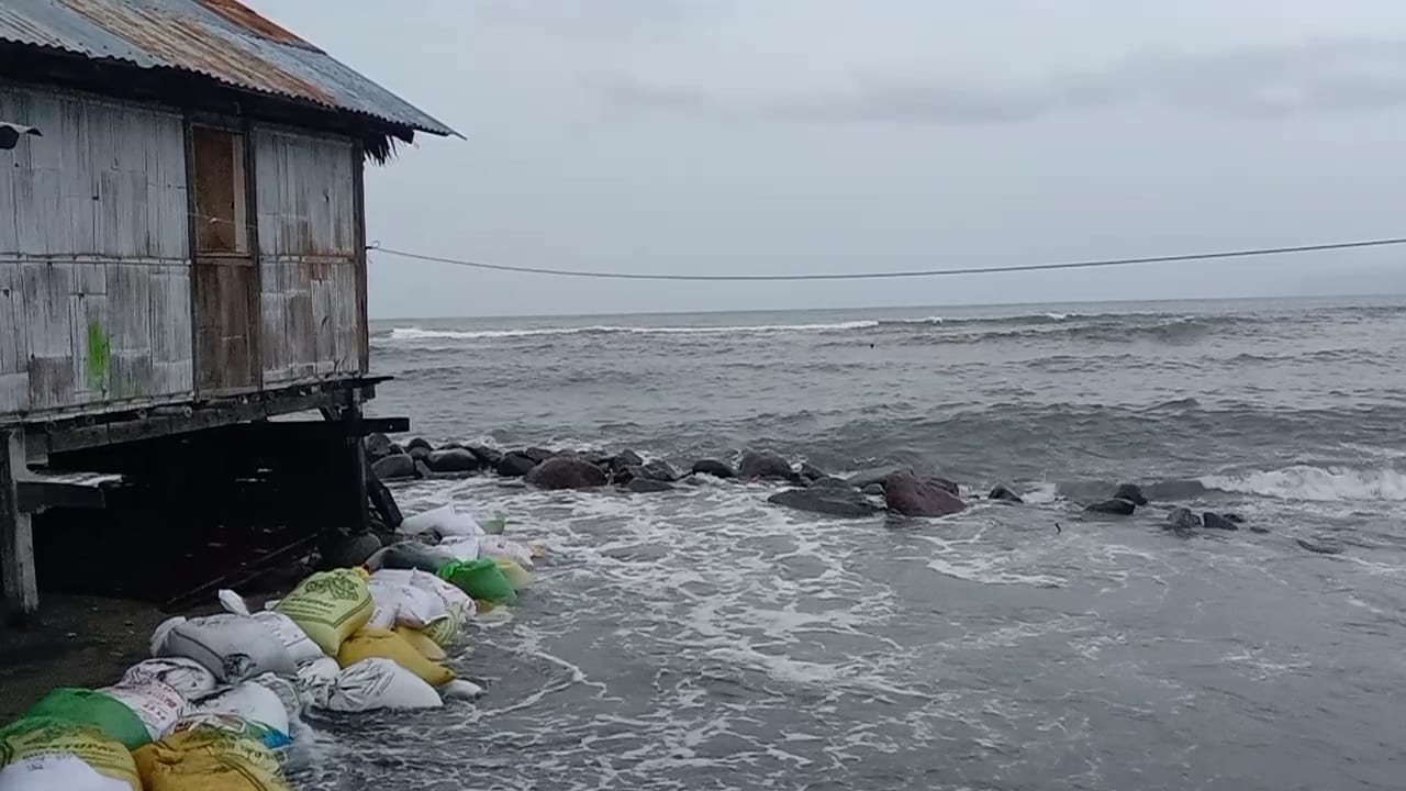 Puluhan rumah warga di Waipare, Desa Watumilok, Kabupaten Sikka, NTT terdampak akibat abarasi laut.