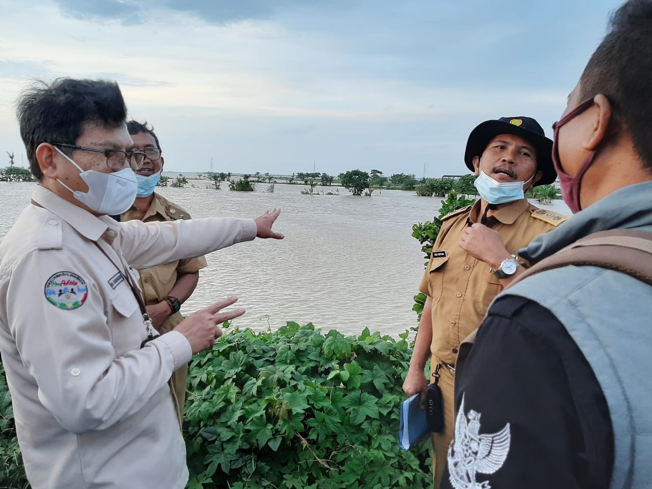 Direktur Perlindungan Tanaman Pangan, Kementan, M. Takdir Mulyadi meninjau area persawahan yang terdampak banjir di Subang, Jawa Barat. 