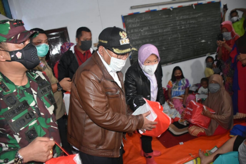 Mensos Tri Rismaharini bersama Wali Kota Pekalongan Saelany Machfudz memberikan bantuan untuk pengungsi di Aula SMK Negeri 2 Kota Pekalongan