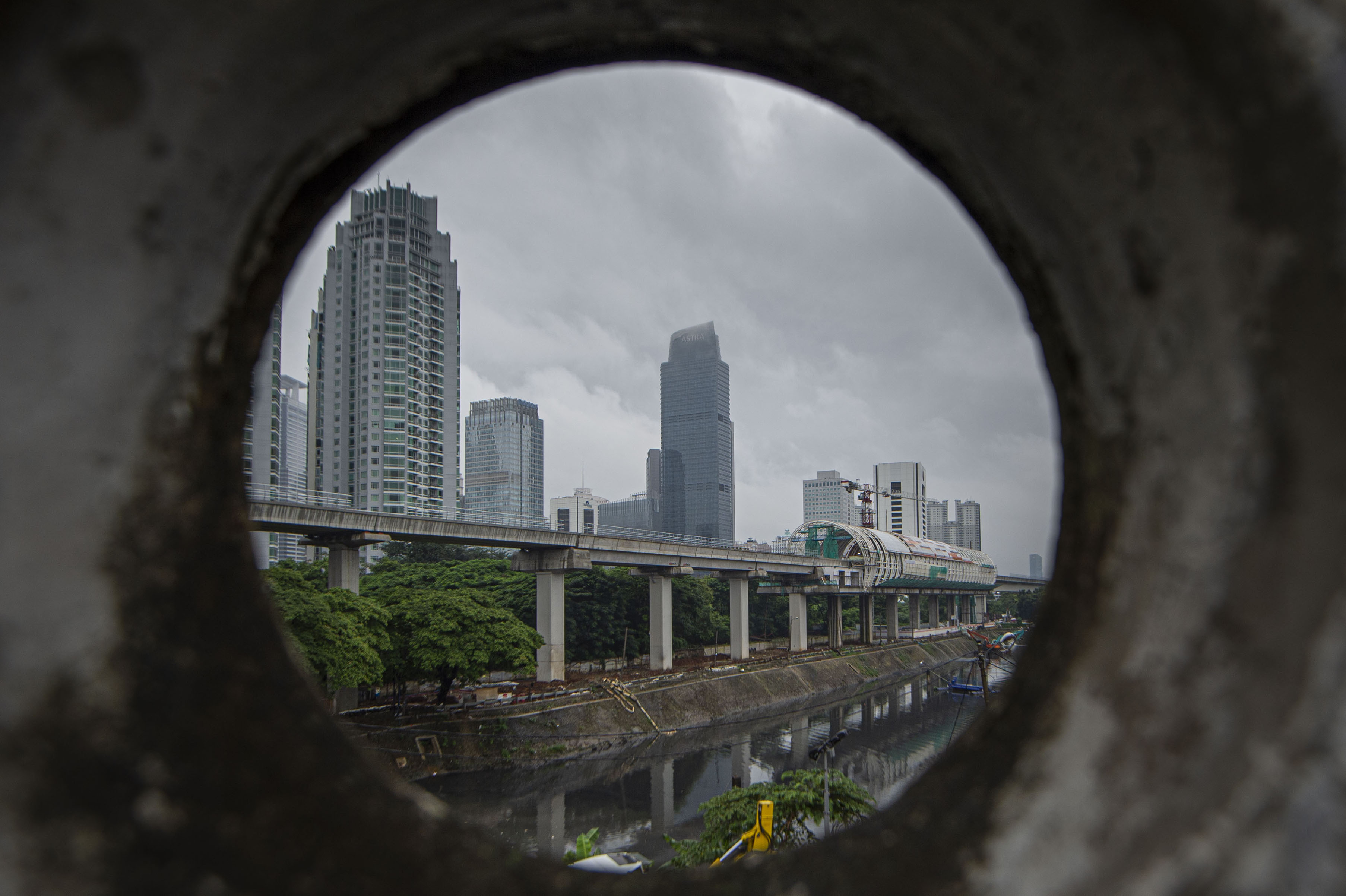 Suasana pembangunan stasiun kereta LRT Jabodebek di Dukuh Atas, Jakarta.