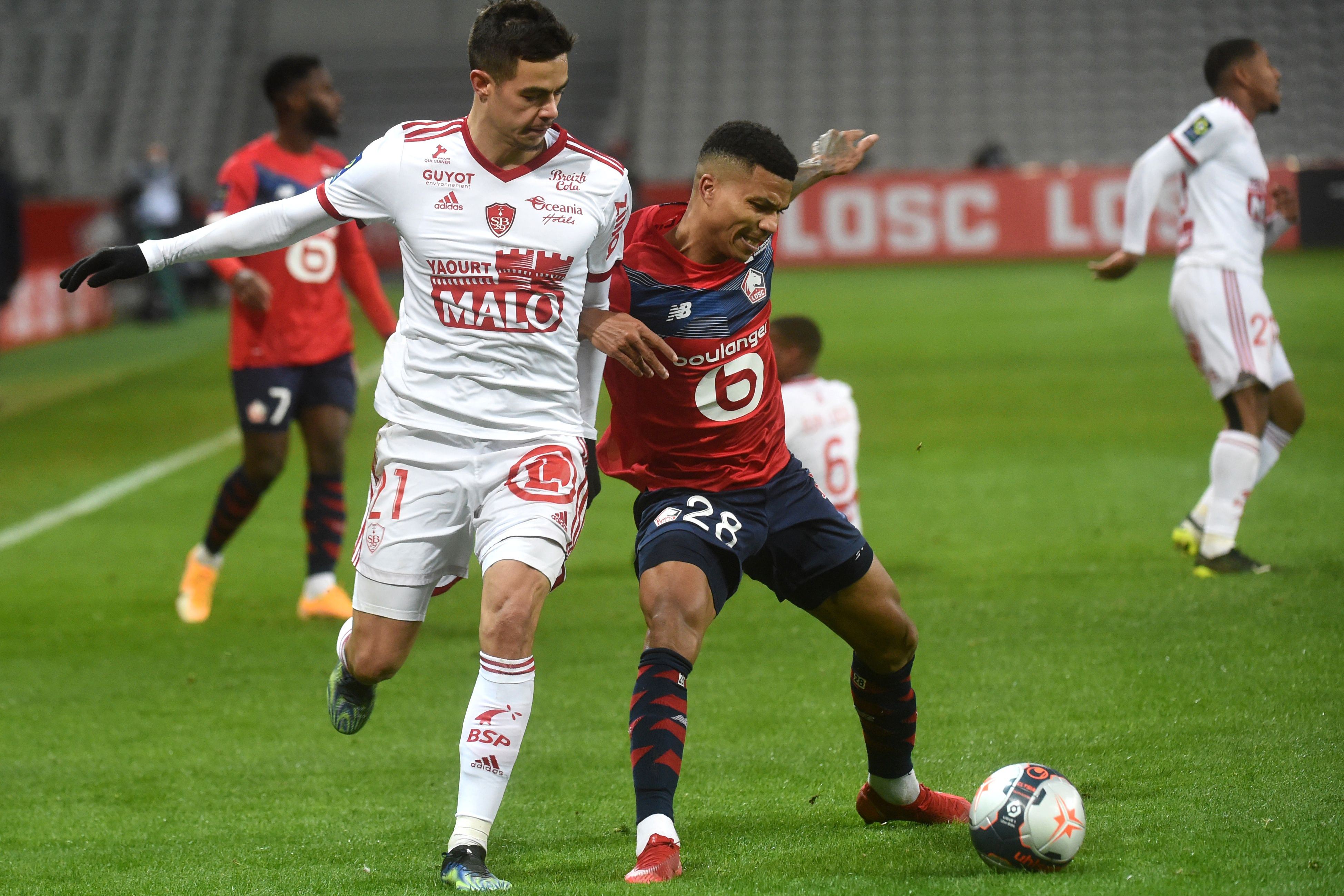 Gelandang Prancis Lille Benjamin Andre (kanan) memperebutkan bola dengan gelandang Prancis Brest Hiang'a Mbock.