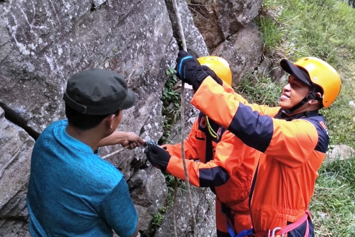 Anggota relawan kebencanaan menggelar latihan vertical rescue di puncak patahan Gunung Batu Lembang, Kabupaten Bandung Barat, Selasa (2/2).