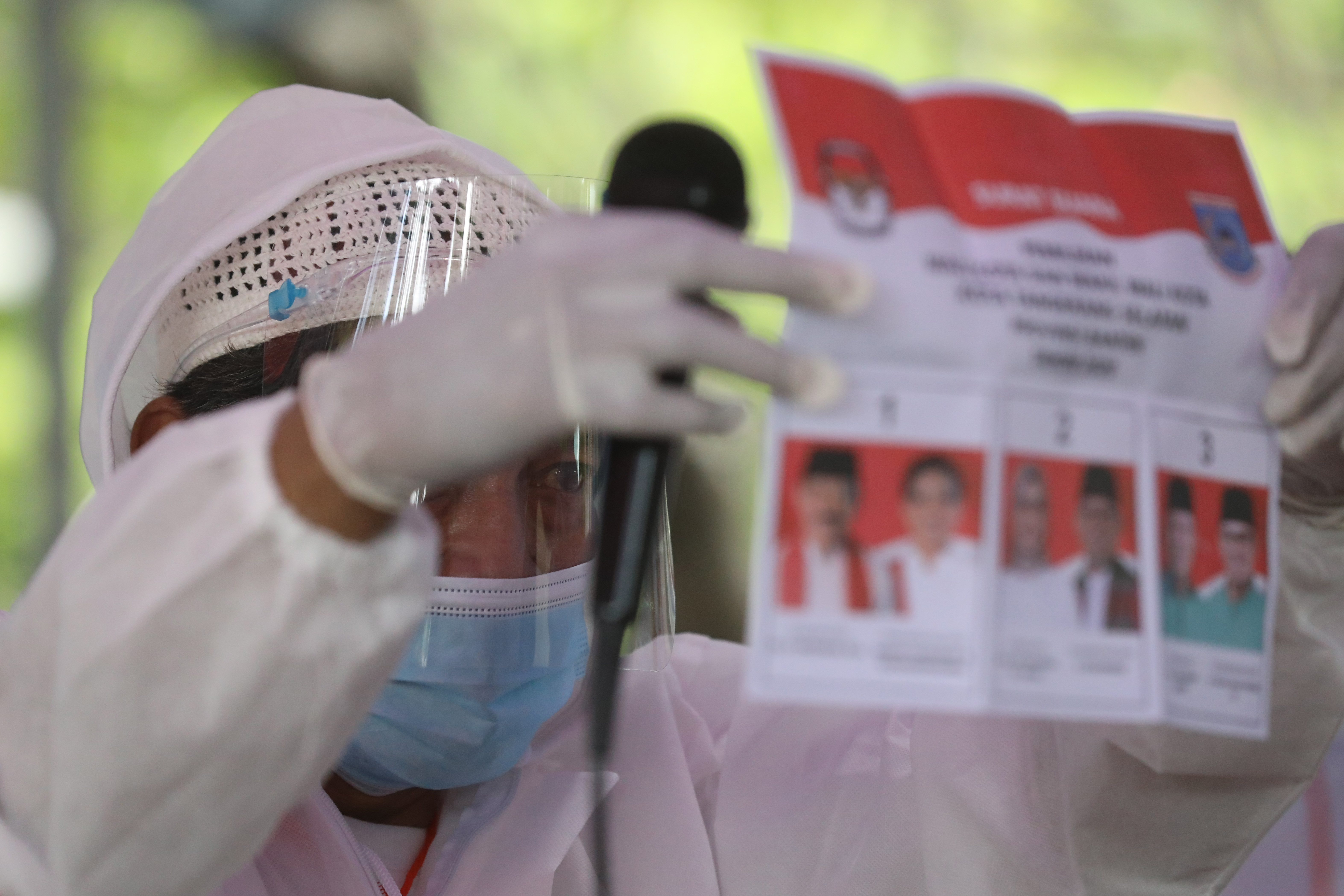 Petugas kelompok penyelenggara pemungutan suara (KPPS) menggunakan APD melakukan perhitungan suara saat pelaksanaan Pilkada 2020.