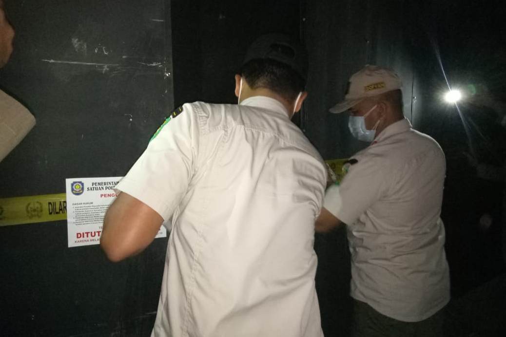Petugas dari tim gabungan razia protokol kesehatan melakukan penyegelan terhadap Medan Night Market di Jalan Adam Malik, Kota Medan.