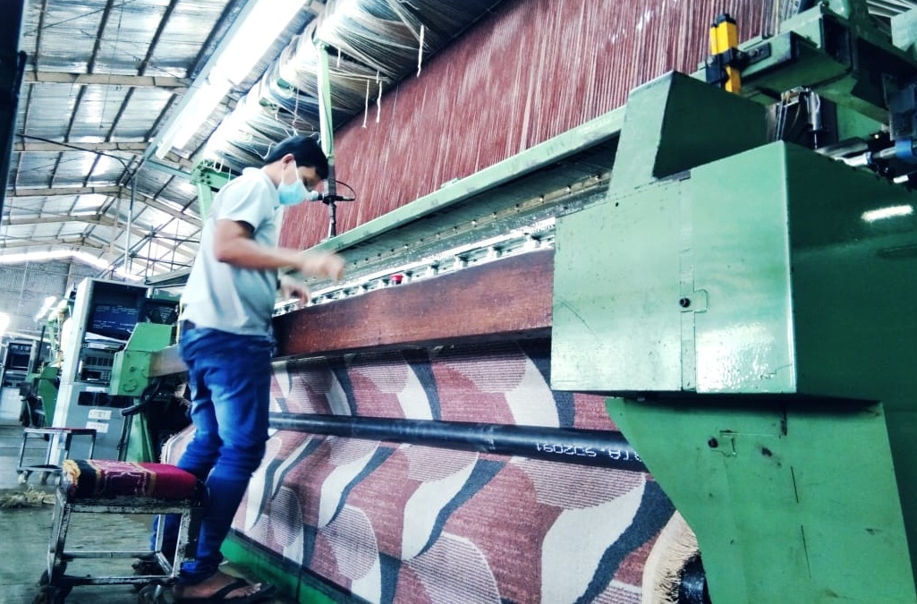 Seorang pekerja di salah satu pabrik karpet Lung Victory