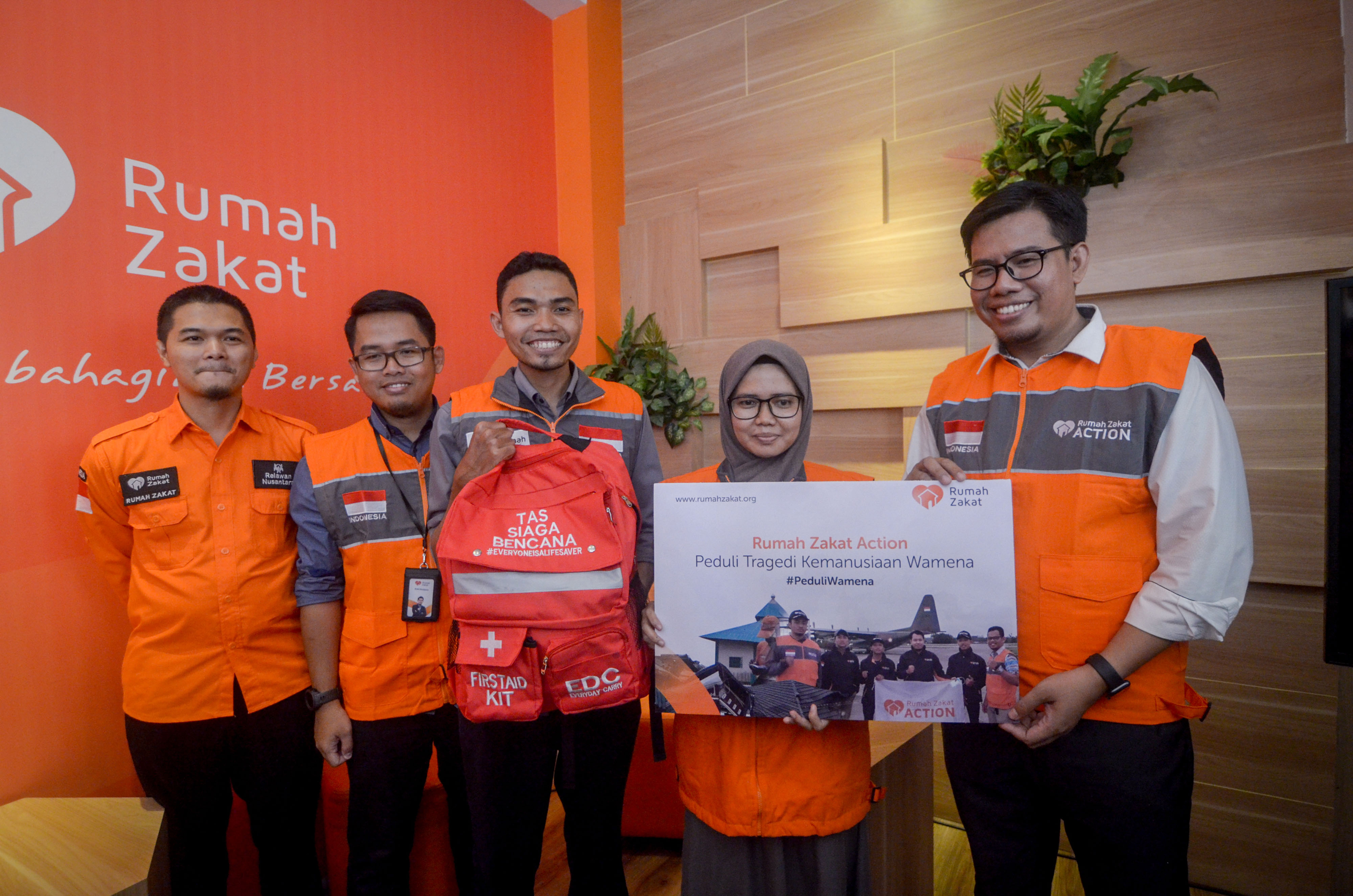  CEO Rumah Zakat Nur Efendi (kanan) bersama tim relawan yang akan dikirim ke wilayah bencana alam. 