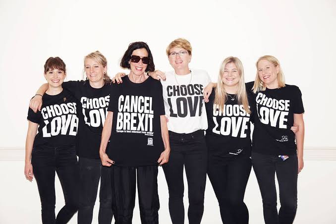 Desainer legendaris Inggris Katherine Hamnett (berkacamata hitam) 