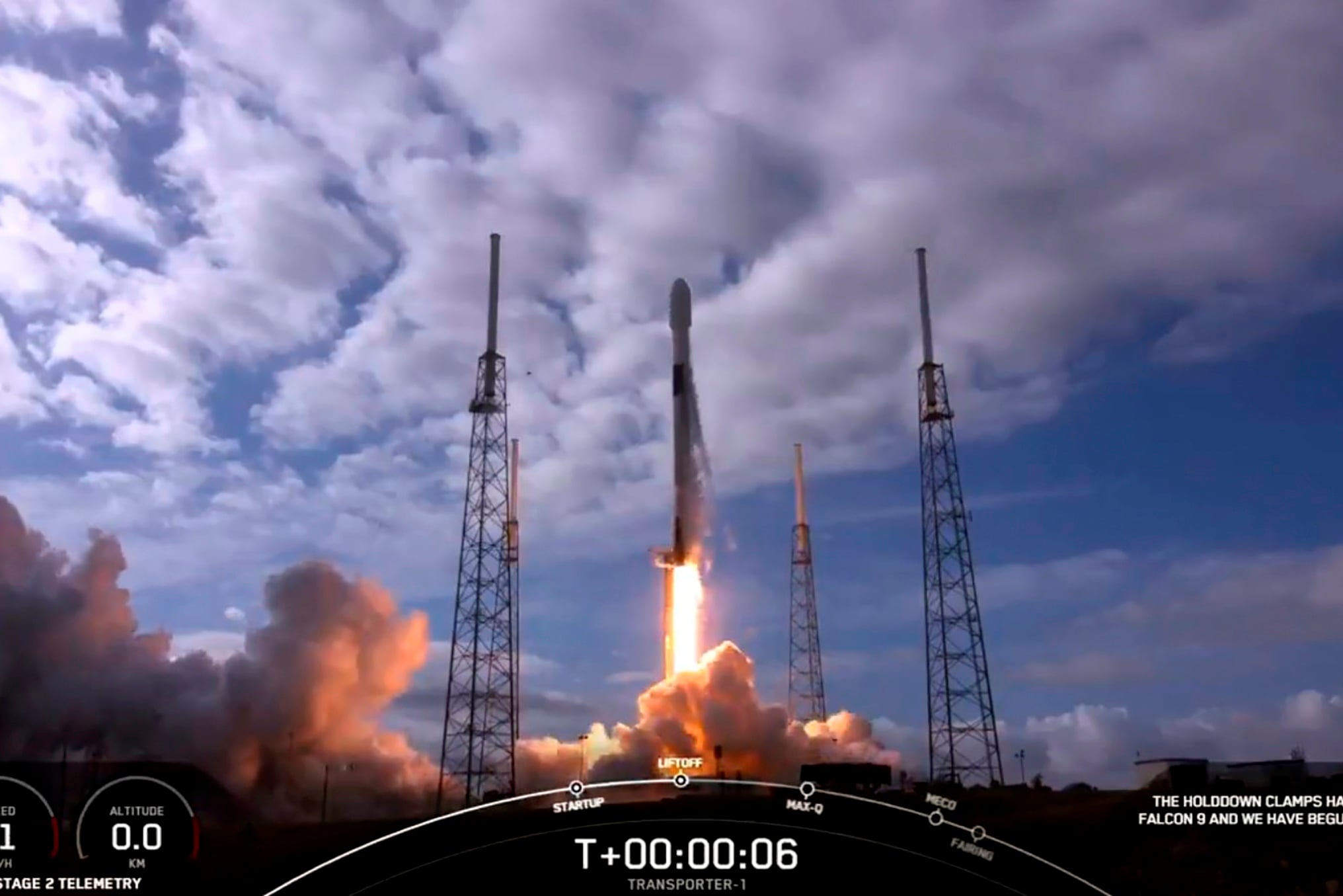 Spacex Falcon 9 lepas landas di Cape Canaveral, Florida, AS, 24 Januari 2021. 
