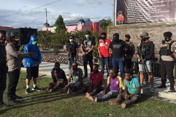 Polisi amankan terduga pelaku yang dorong dan kenikam Pdt. Tabuni di Wamena, Papua.