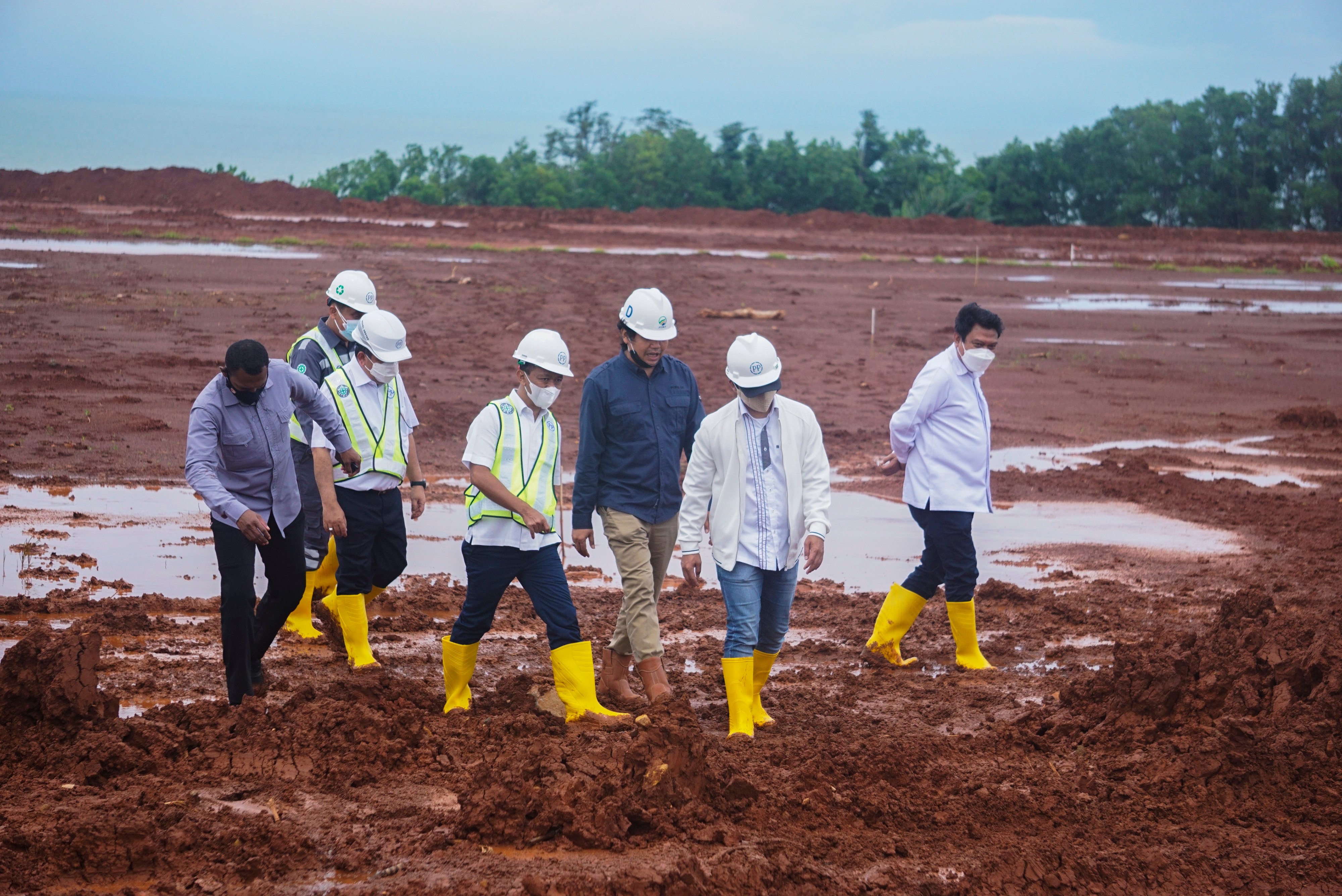 Kepala BKPM Bahlil Lahadalia saat meninjau Kawasan Industri Terpadu Batang di Jawa Tengah.