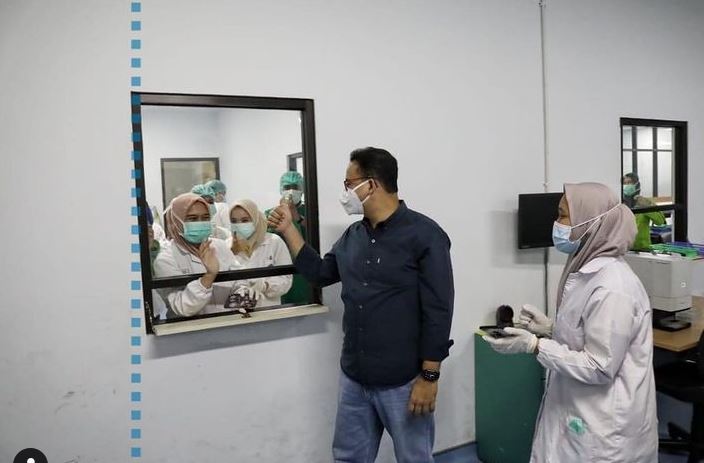 Gubernur DKI Jakarta Anies Baswedan saat berkunjung ke RSUD Cengkareng.