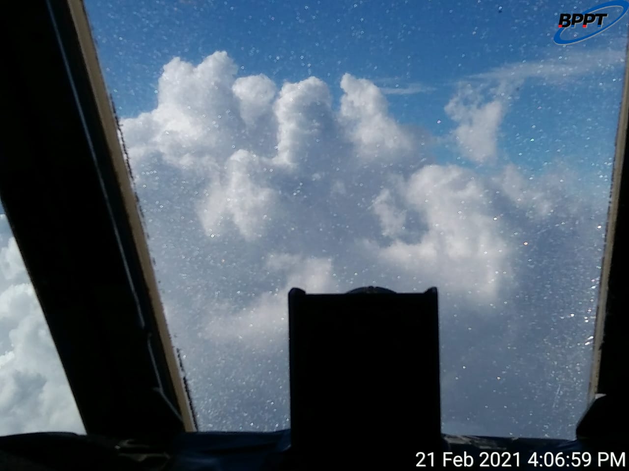 OPERASI TMC: Balai Besar Teknologi Modifikasi Cuaca terjunkan tim untuk laksanakan redistribusi curah hujan di wilayah Jabodetabek, (22/2)