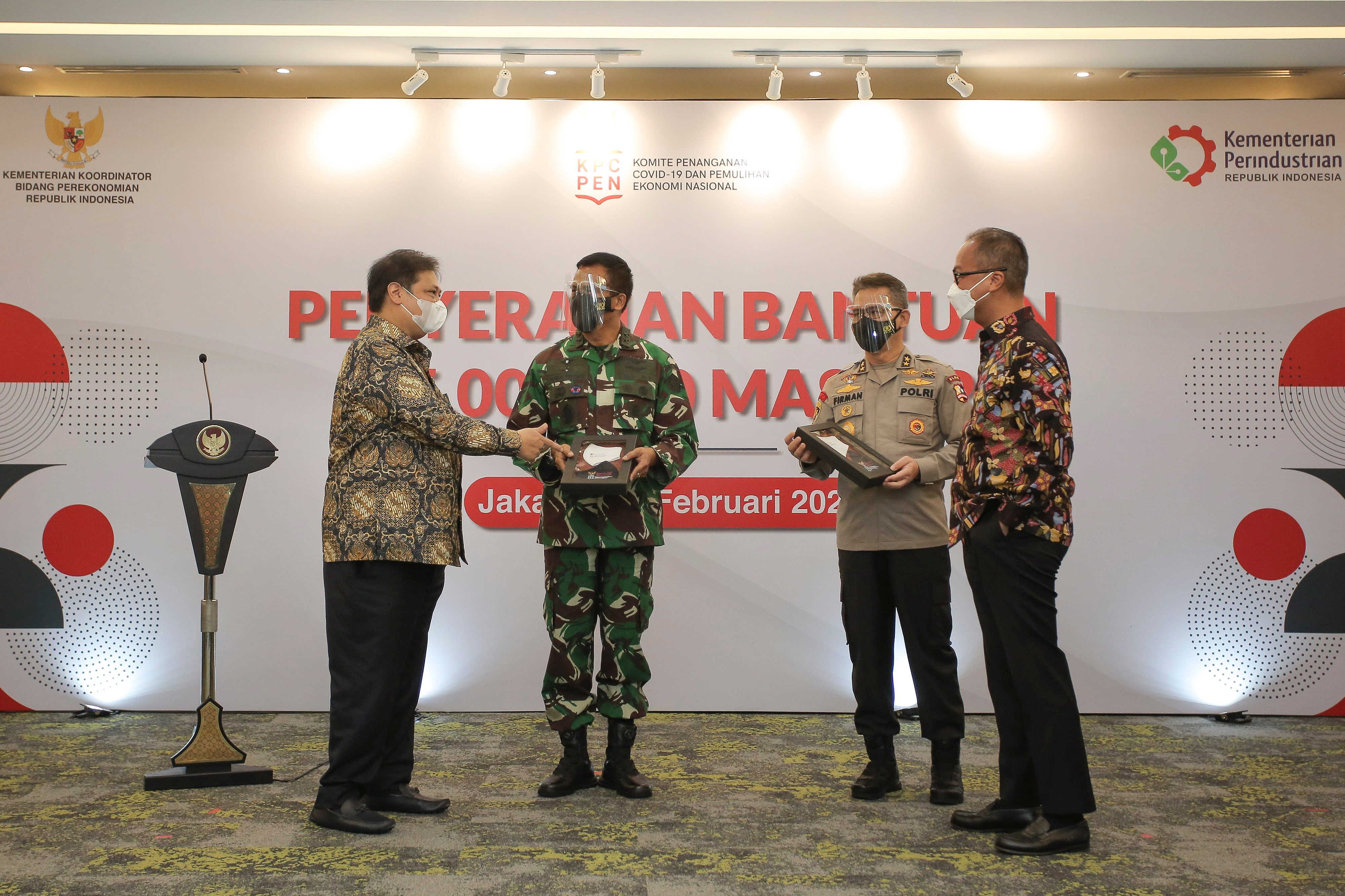 Menko Perekonomian Airlangga Hartarto (kiri) berbincang dengan Menteri Perindustrian Agus Gumiwang Kartasasmita (kanan).