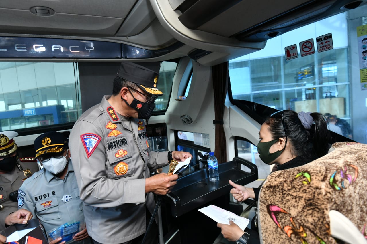 Kakorlantas Polri Irjen Pol Istiono mengecek kesiapan PPKM mikro di terminal Pulogebang, Jakarta Timrur. Selasa (9/2)