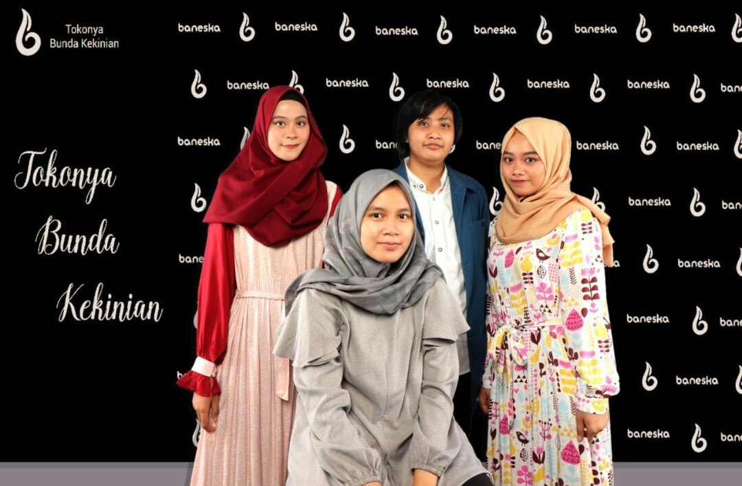 Tim Baneska yang menjual produk busana muslim dengan menggiatkan para penjahit lokal. 