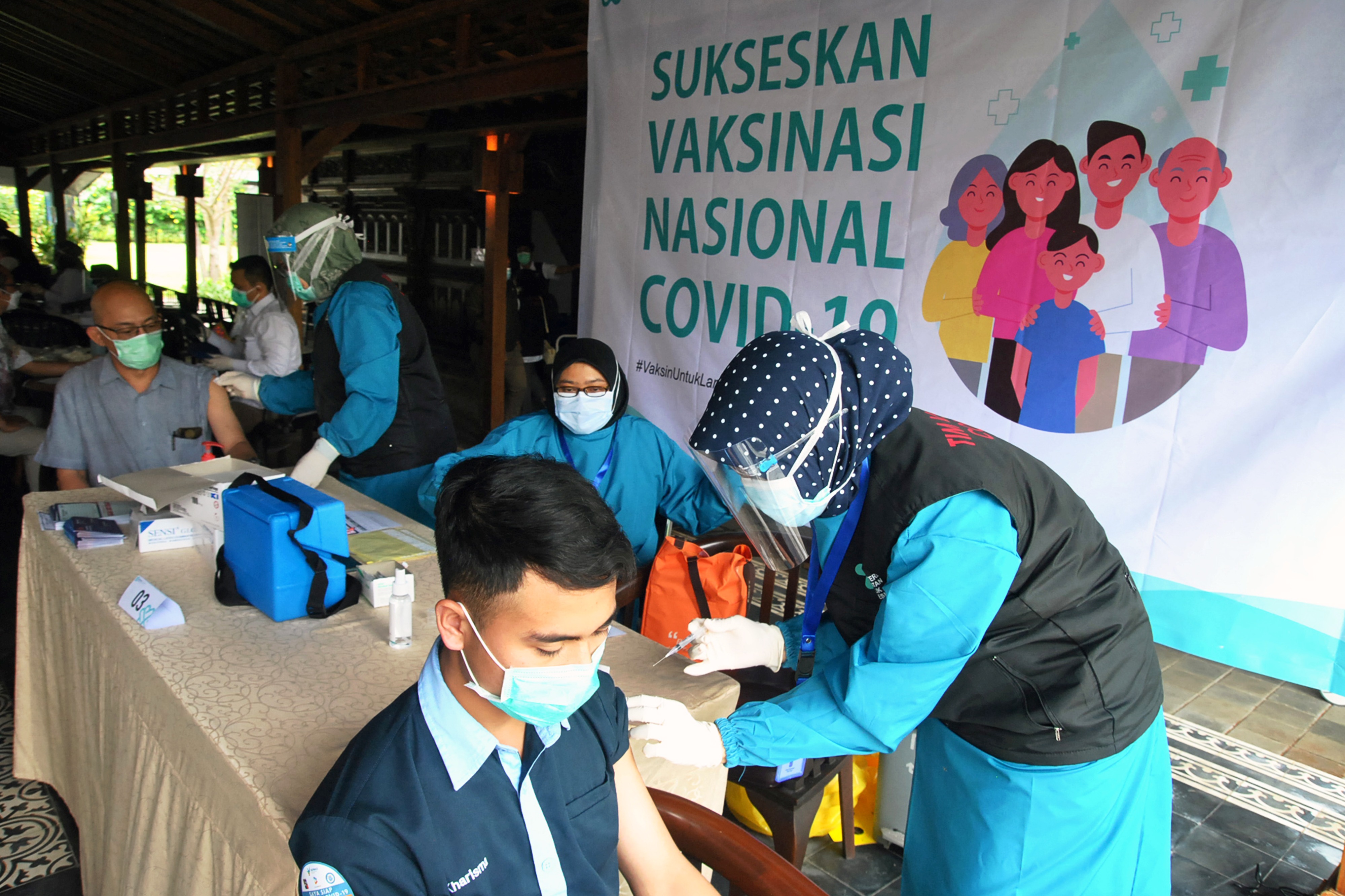 Ilustrasi nakes divaksin.