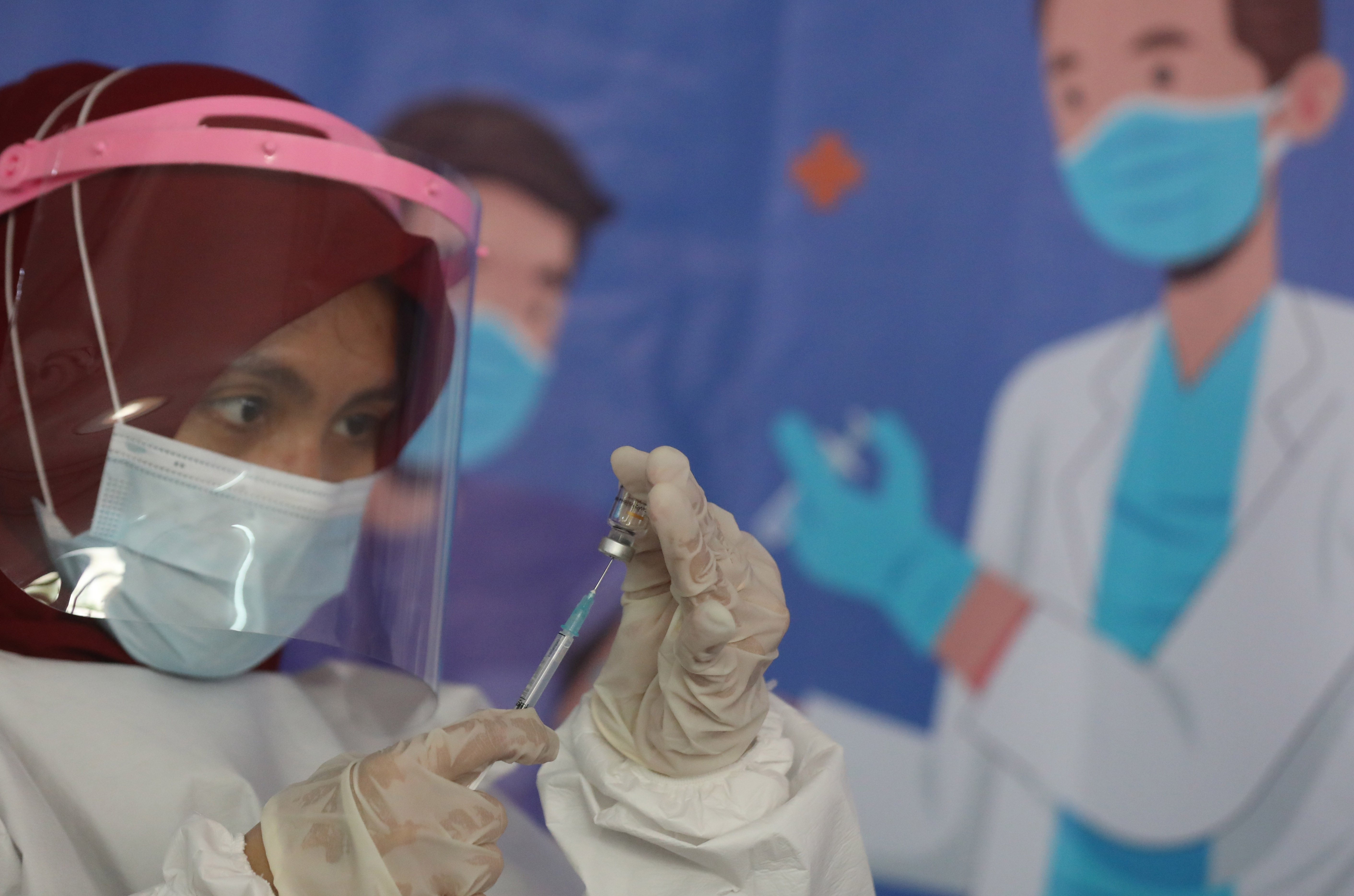 Tenaga medis mempersiapkan vaksin Covid-19