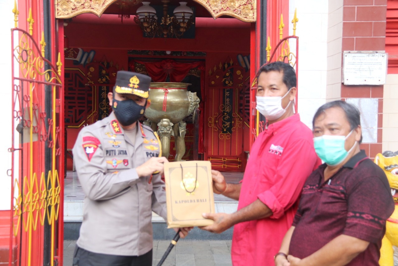 Kapolda Bali Irjen Pol Putu Jayan Danu Putra memantau penerapan Prokes jelang Imlek di beberapa Vihara di Bali, Kamis (11/2/2021).