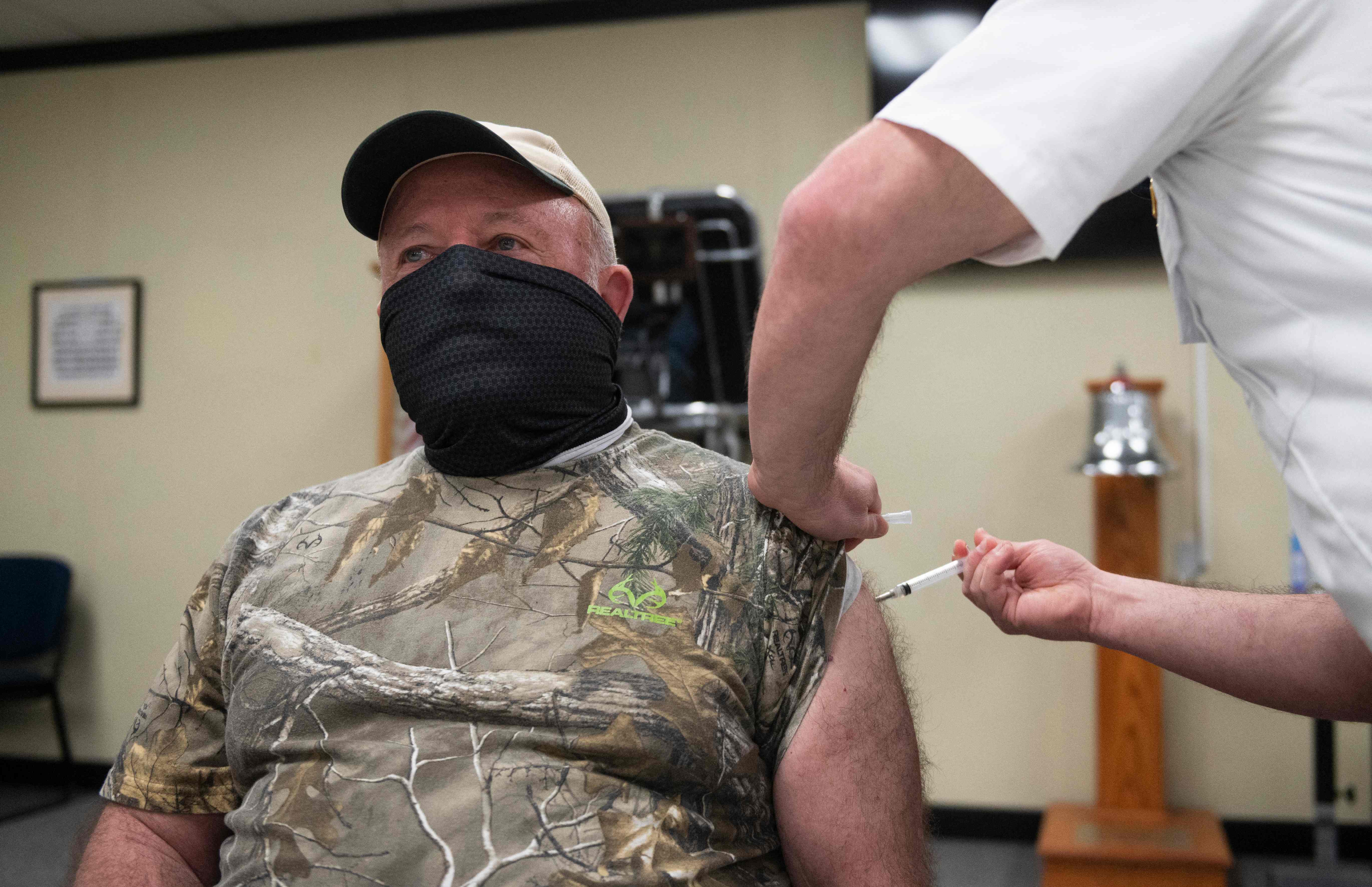 Kegiatan vaksinasi Covid-19 di Departemen Pemadam Kebakaran Lynchburg, Negara Bagian Virginia, AS. 