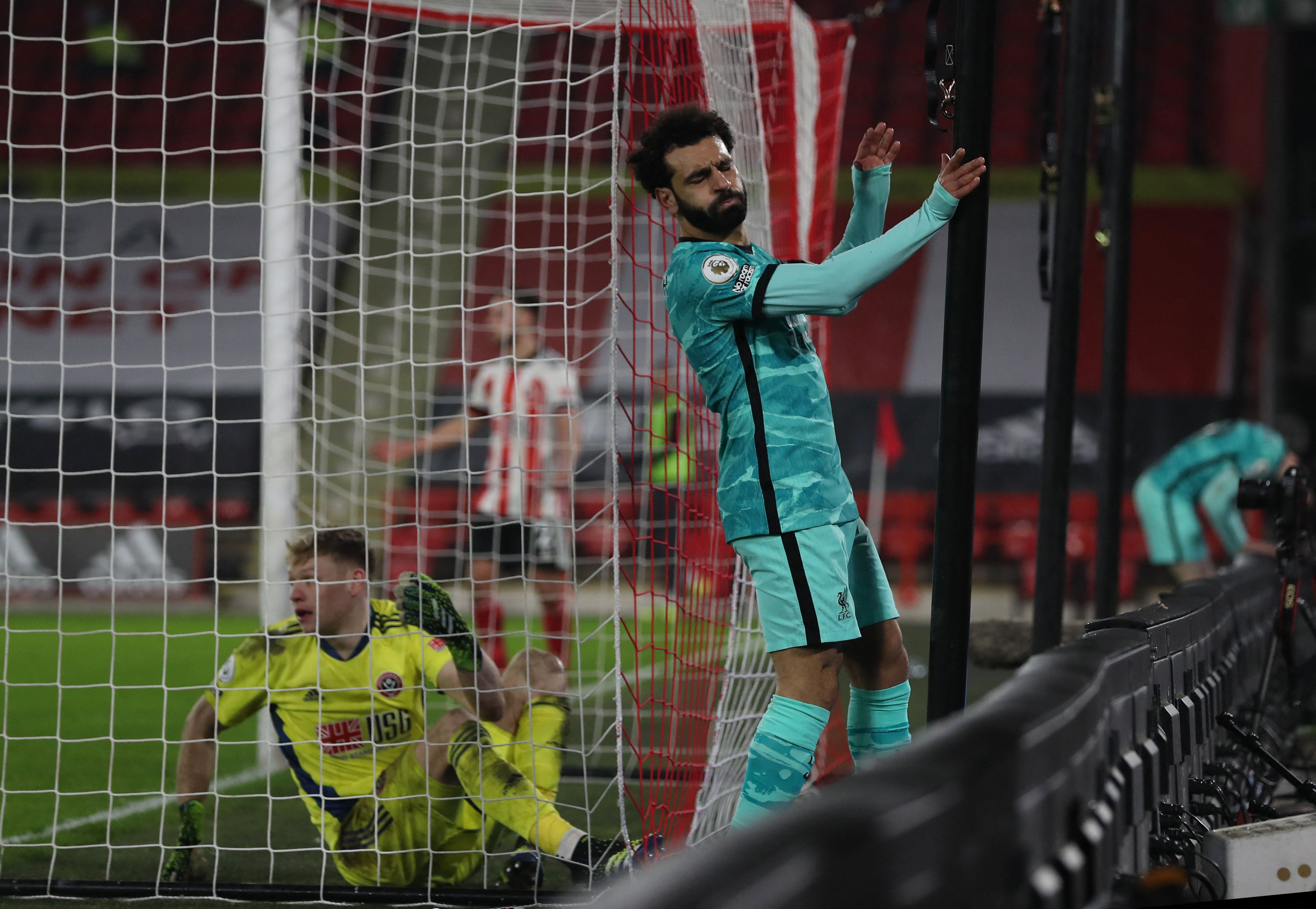 Reaksi striker Liverpool Mohamed Salah saat menghadapi Sheffield United dalam lanjutan Liga Primer Inggris, Senin (1/3).  