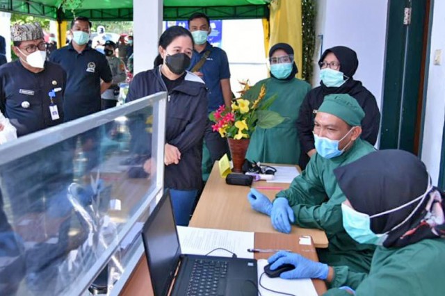 Ketua DPR RI Puan Maharani saat meninjau pelaksanaan vaksinasi di Puskesmas Kabat, Banyuwangi, Jawa Timur Selasa (2/3)