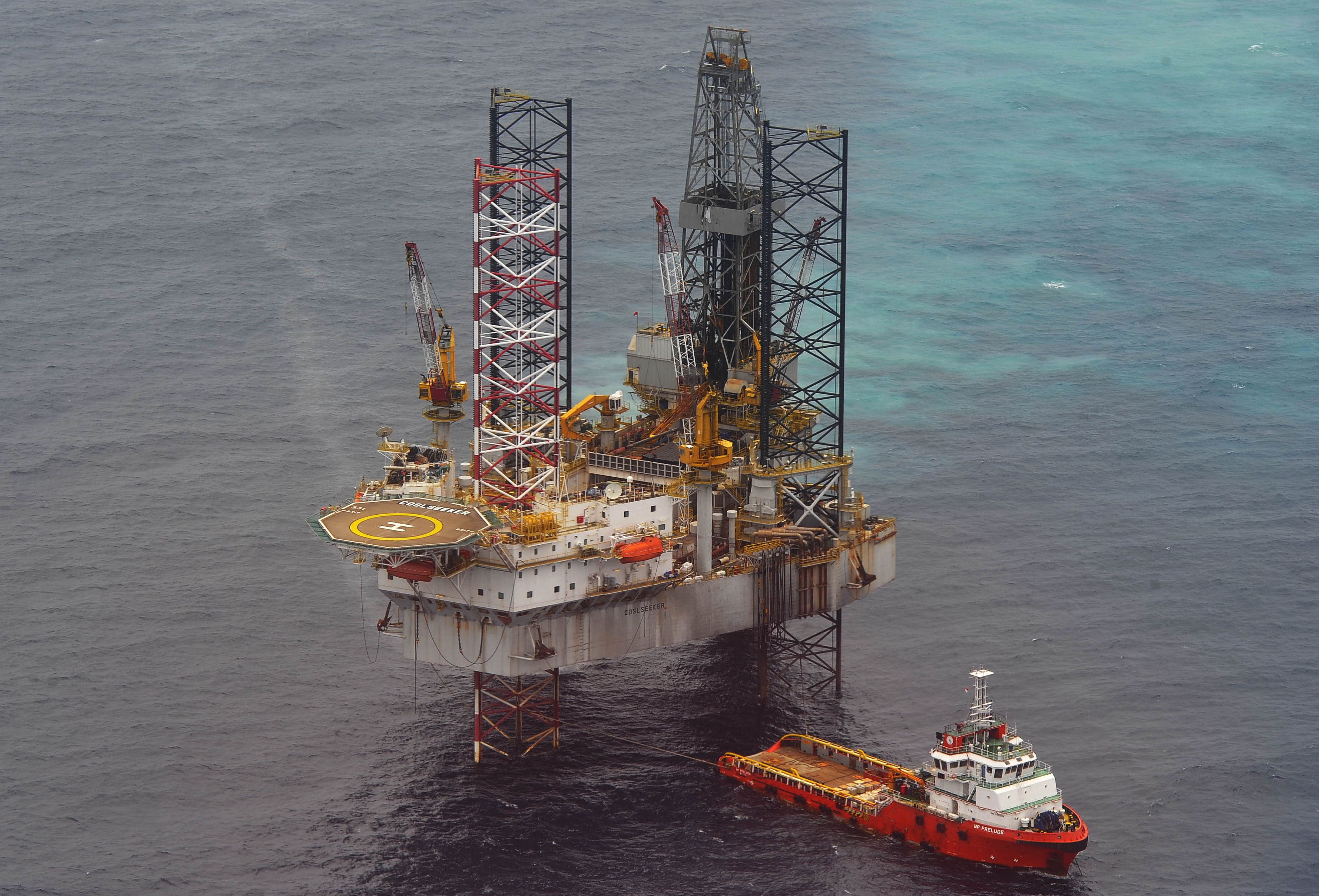 Ilustrasi aktivitas pengeboran minyak di lepas pantai.