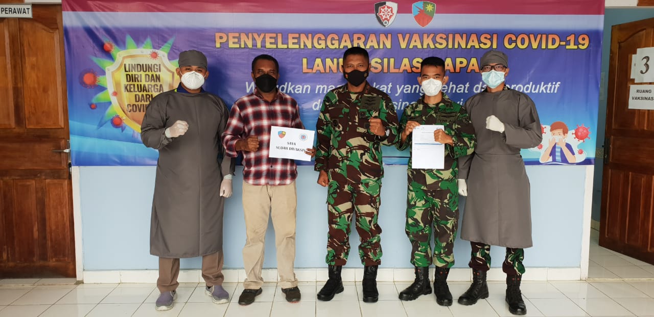 Ondofolo Kampung Sereh Yanto Eluay ketika menerima vaksin Covid-19 di RS Lanud Silas Papare, Kemiri, Sentani, Jayapura, Rabu (17/3).