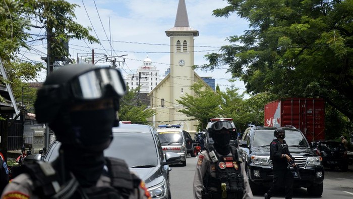 Polisi berjaga di sekitar Gereja Katedral Makassar