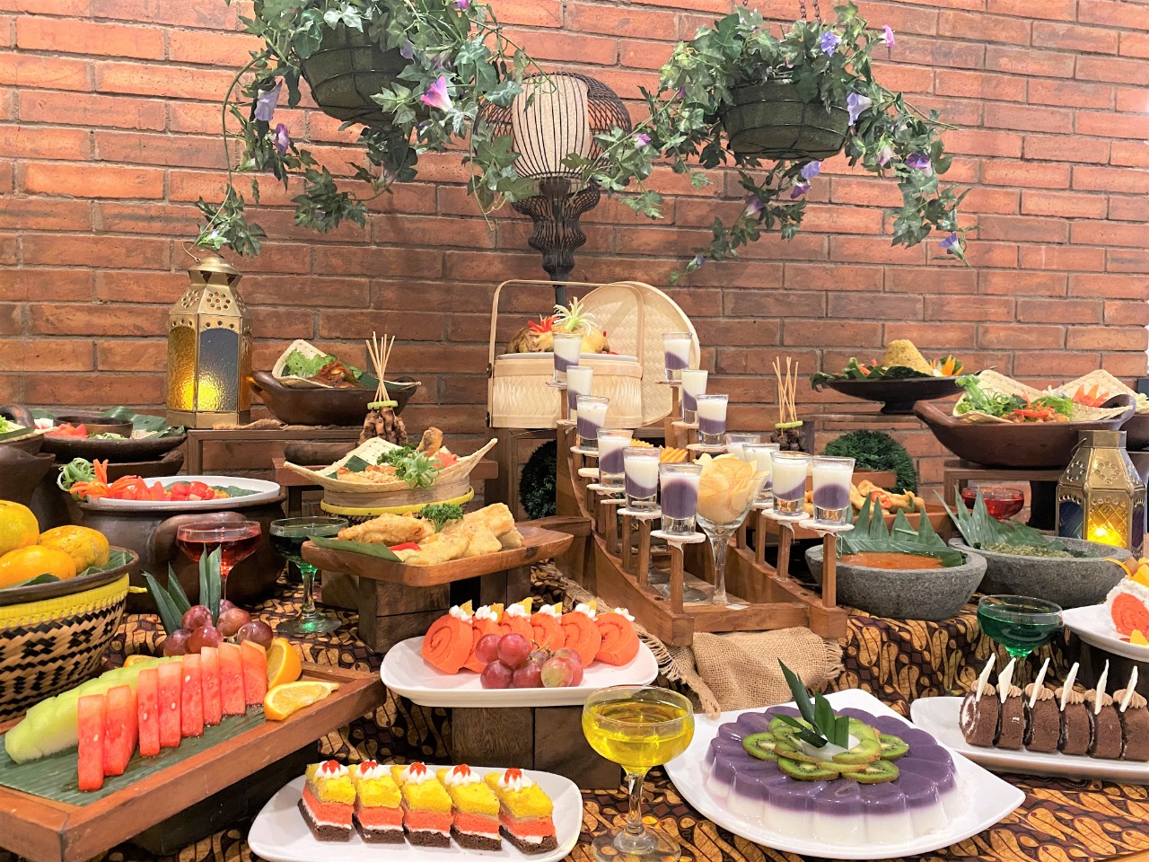 Paket berbuka puasa dengan tema ‘Kampoeng Ramadhan’ hadir di Wok n Tok dan Peron Skycafe, Yello Manggarai Hotel Jakarta.