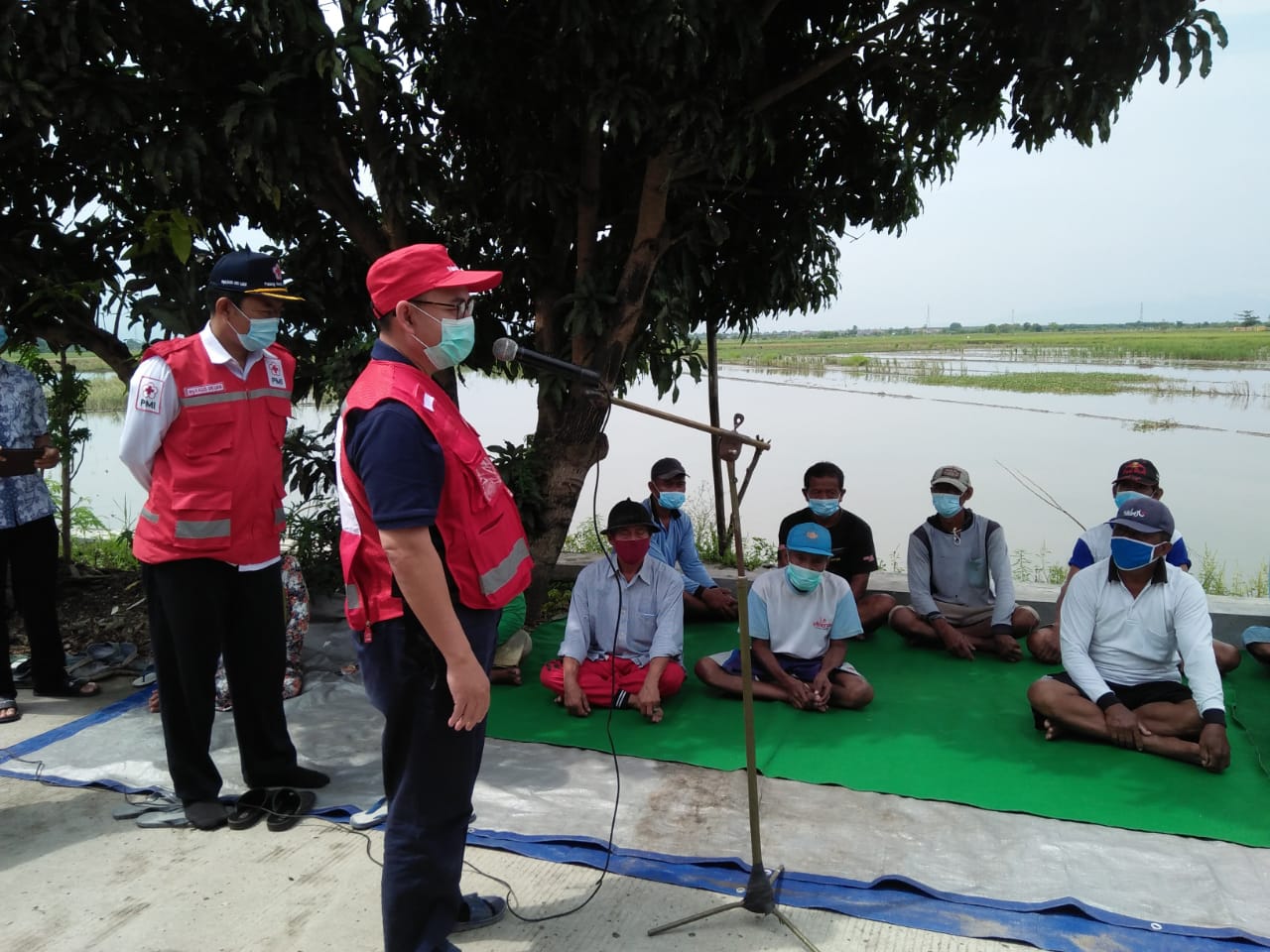  Sekjen PMI Sudirman Said dengan Pertani Terdampak Banjir di Kecamatan Margadana, Kota Tegal, Jateng, Minggu (28/2/2021)