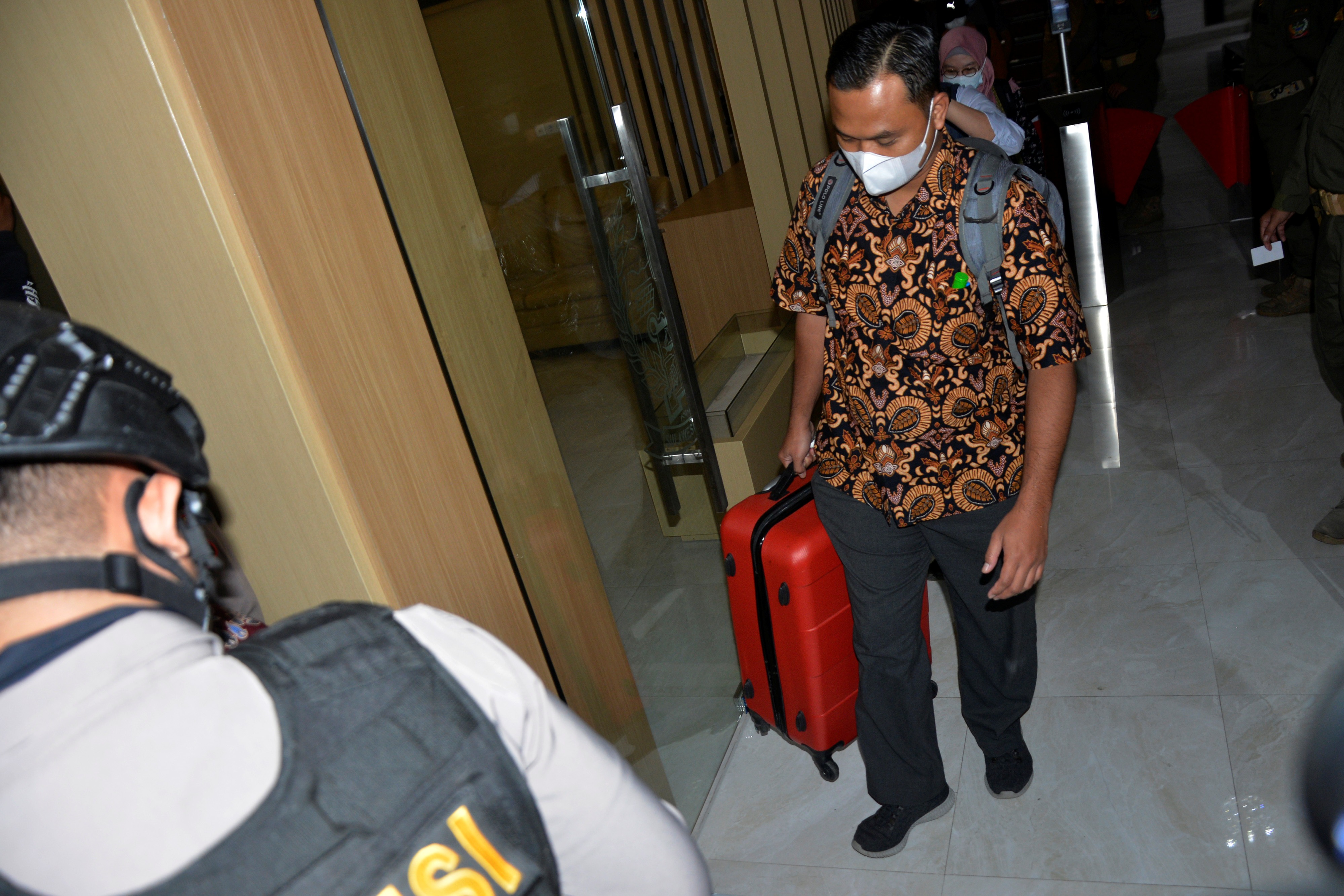 Penyidik KPK membawa barang bukti di dalam koper usai menggeledah kantor Dinas PUTR Sulawesi Selatan di Makassar, Selasa (3/2).