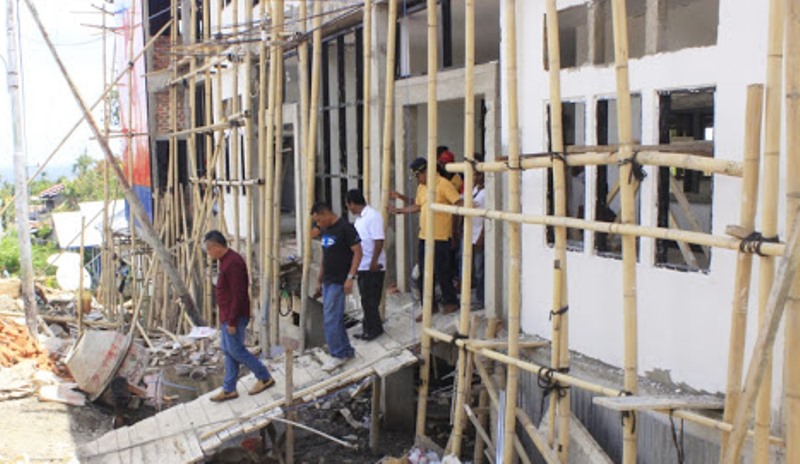 Bupati Sikka Fransiskus Roberto Diogo pernah meninjau pekerjaan proyek Puskesmas Bola, 3 Januari 2020.