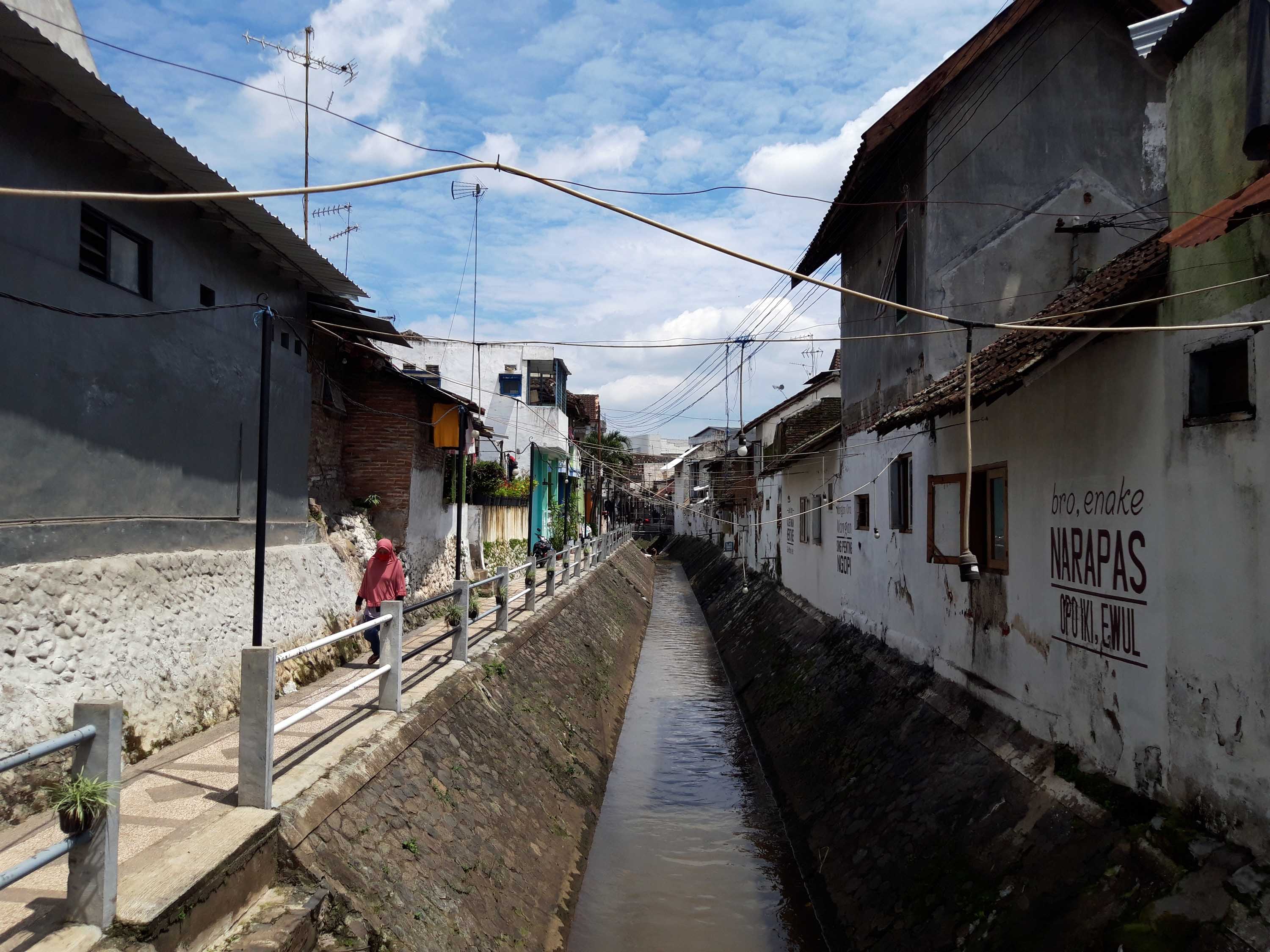 Wisatawan berwisata di kawasan heritage Kayutangan, Kota Malang, Jawa Timur. Proyek senilai Rp23 miliar itu molor karena pandemi.