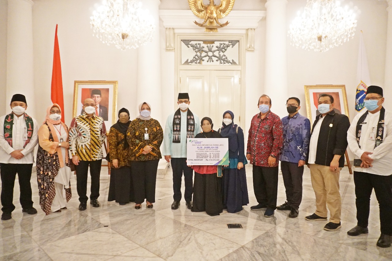 Bersama Anies, BPJAMSOSTEK Serahkan Santunan Kecelakaan Kerja