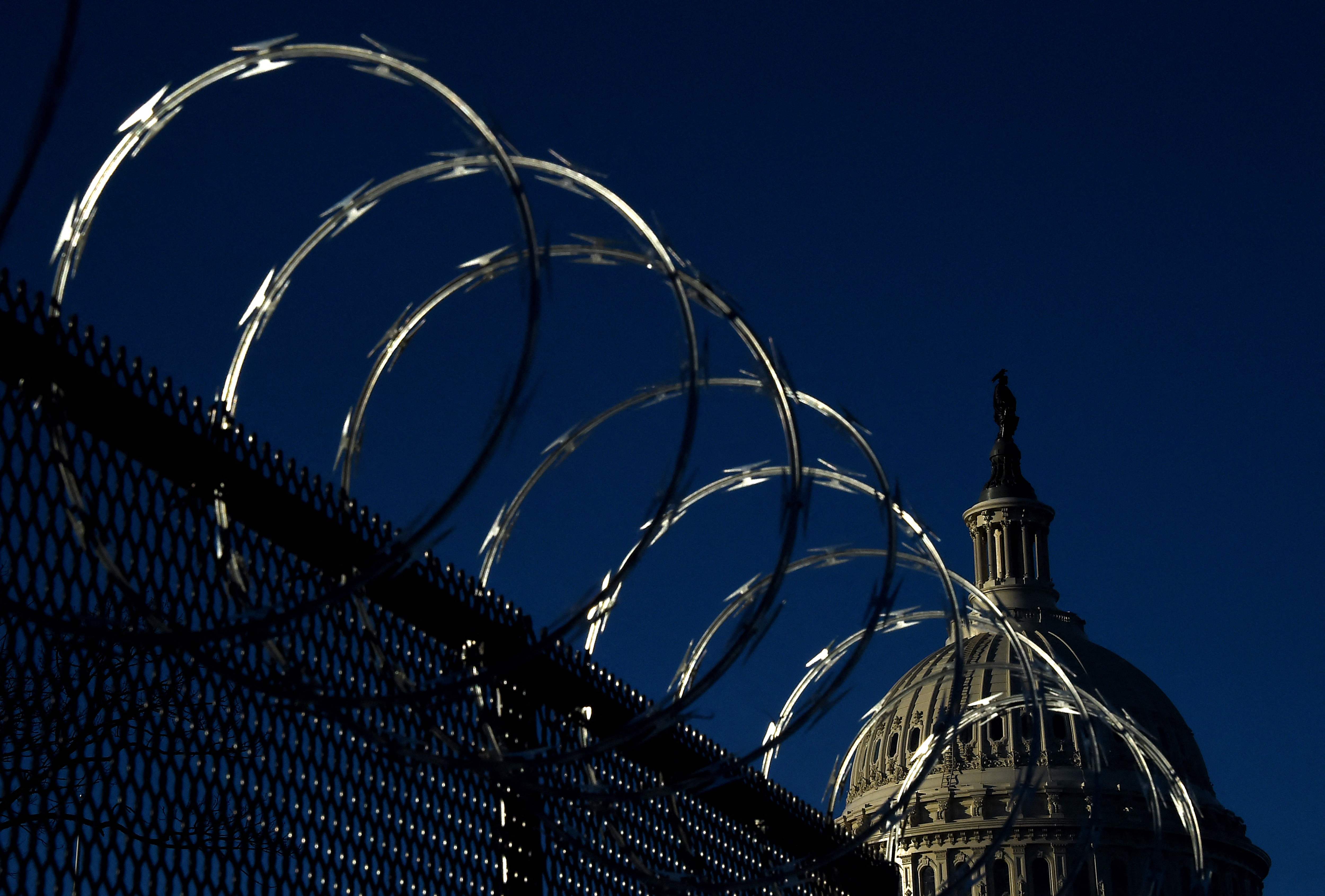 Gedung Capitol di Washington DC kini diberi pagar kawat berdurii setelah insiden penyerangan oleh pendukung Trump pada 6 Januari 2021.