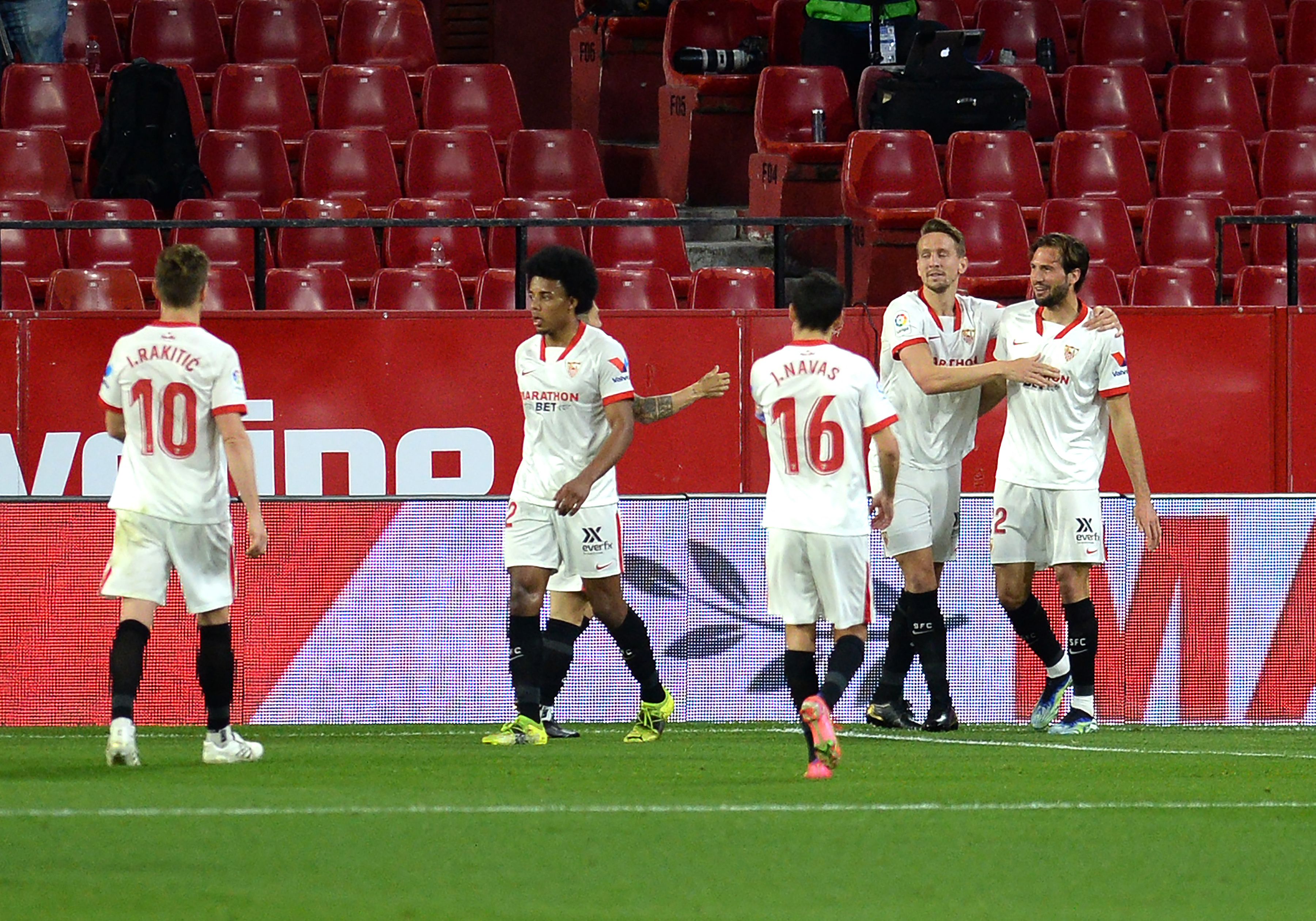 Para pemain Sevilla melakukan selebrasi usai mencetak gol ke gawang Elche di laga La Liga.