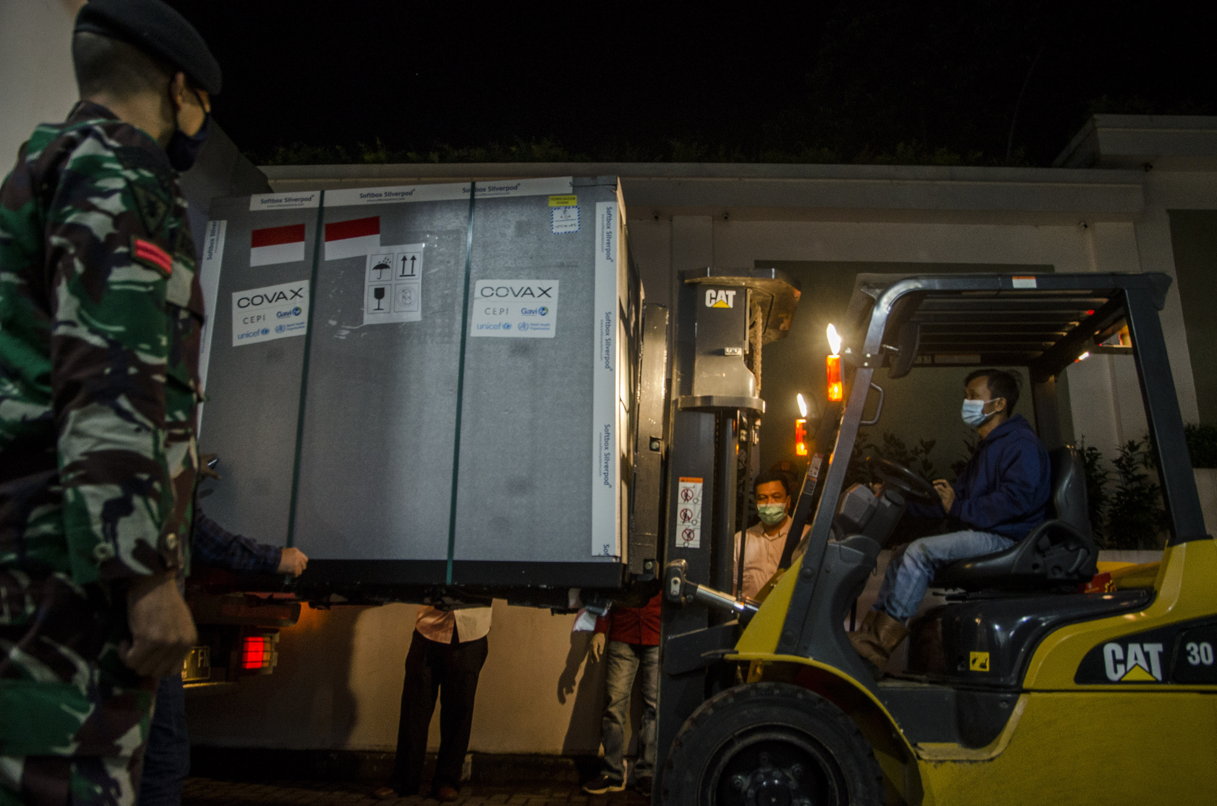 Vaksin COVID-19 AstraZeneca saat tiba di Bio Farma, Bandung, Jawa Barat.