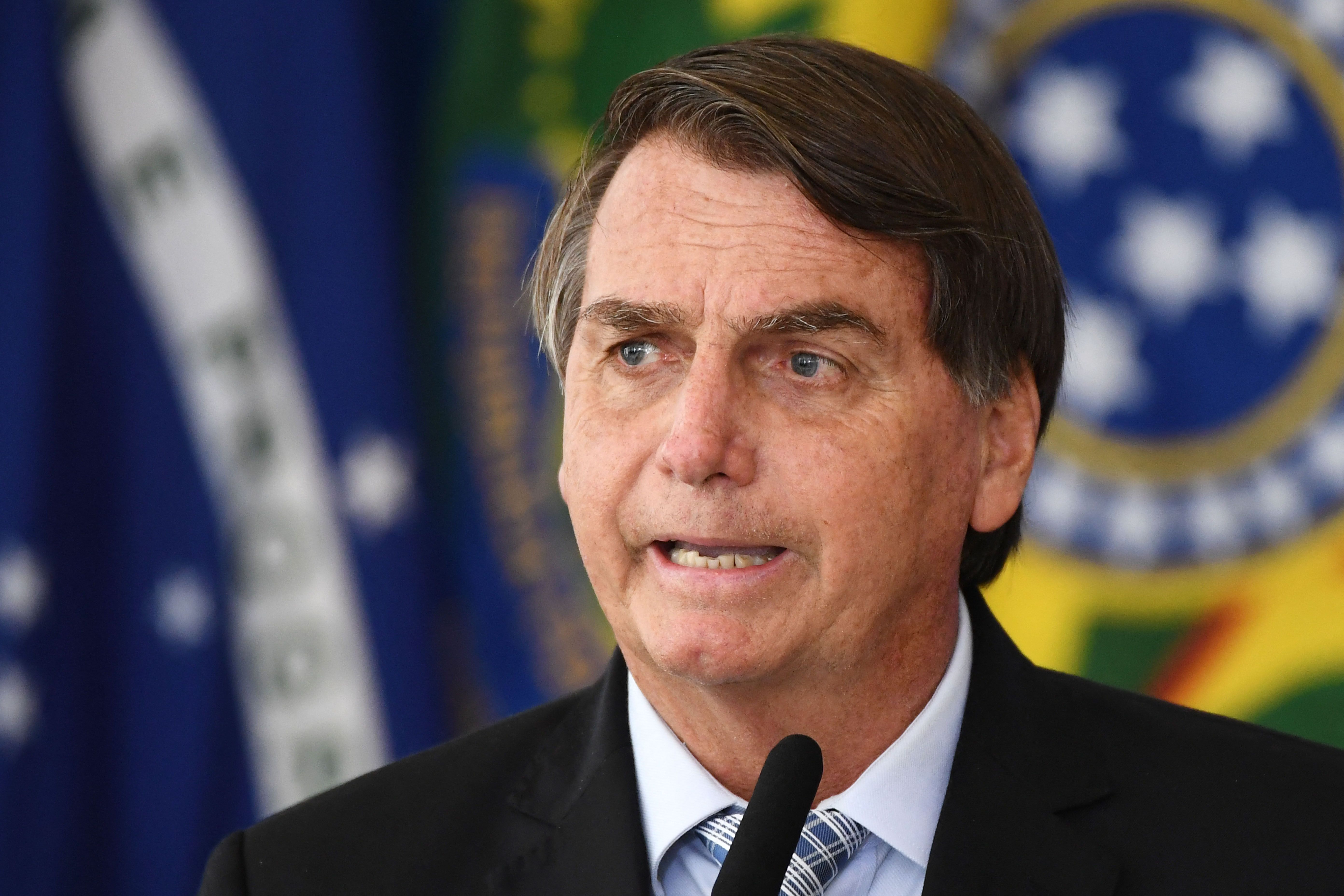 Presiden Brasil Jair Bolsonaro menandatangani undang-undang untuk mempercepat pembelian vaksin covid-19.